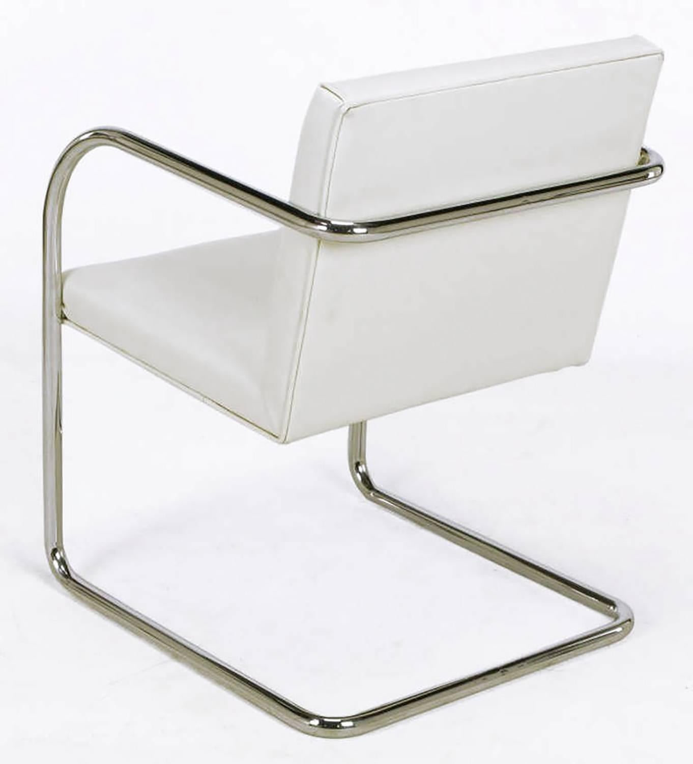 Quatre chaises de salle à manger cantilever en porte-à-faux blanches et chrome Thonet Bon état - En vente à Chicago, IL