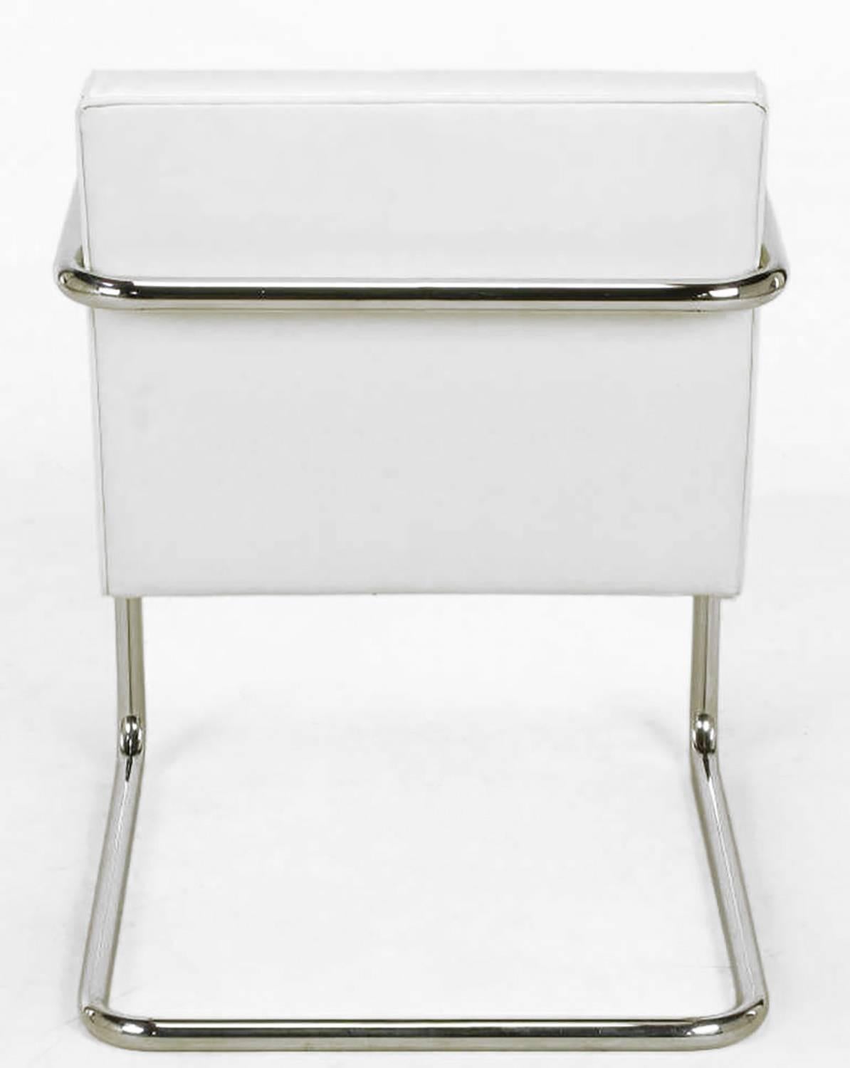 Fin du 20e siècle Quatre chaises de salle à manger cantilever en porte-à-faux blanches et chrome Thonet en vente