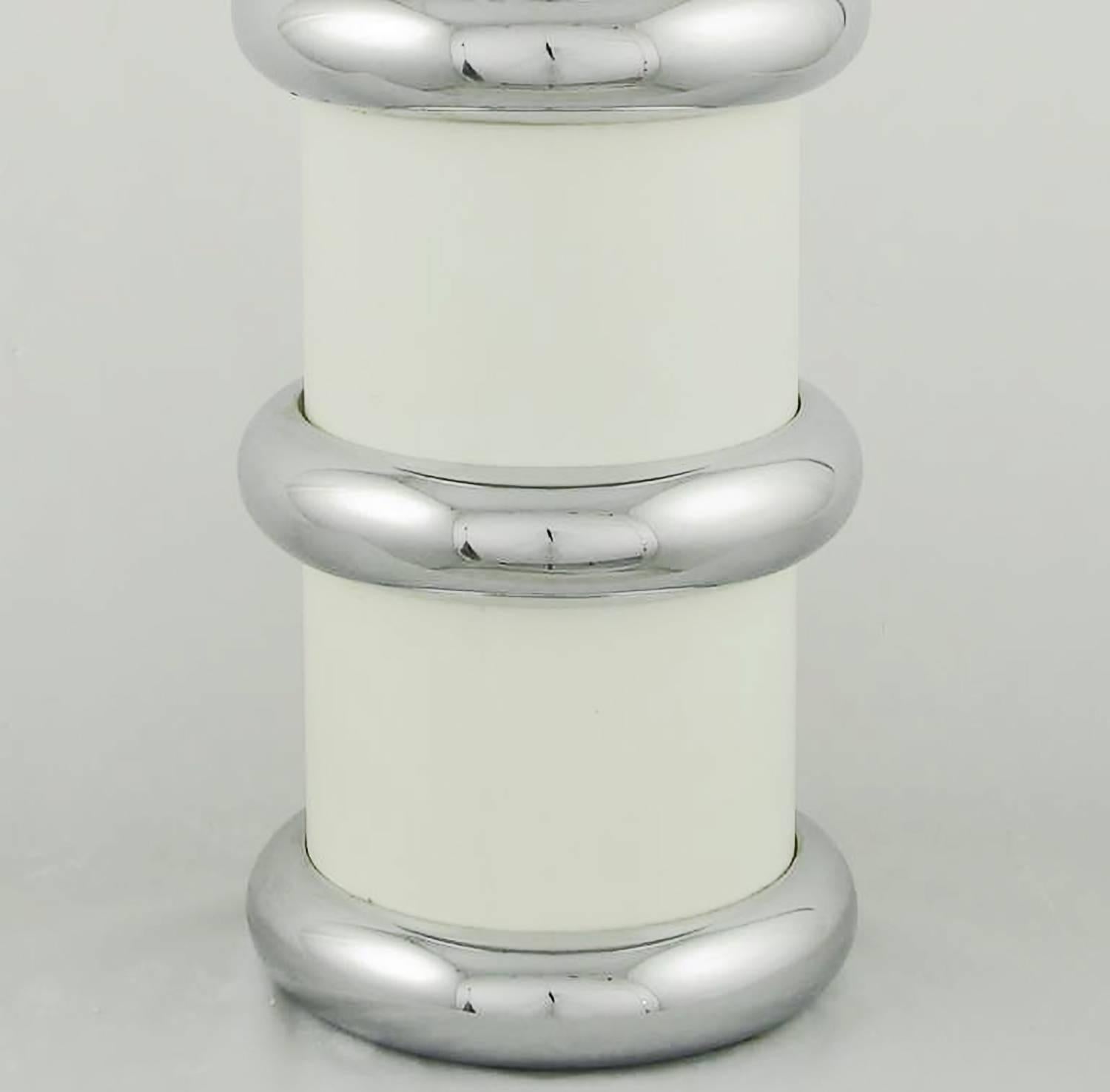 Pair of Mutual Sunset White Enamel and Chrome Table Lamps In Excellent Condition For Sale In Chicago, IL