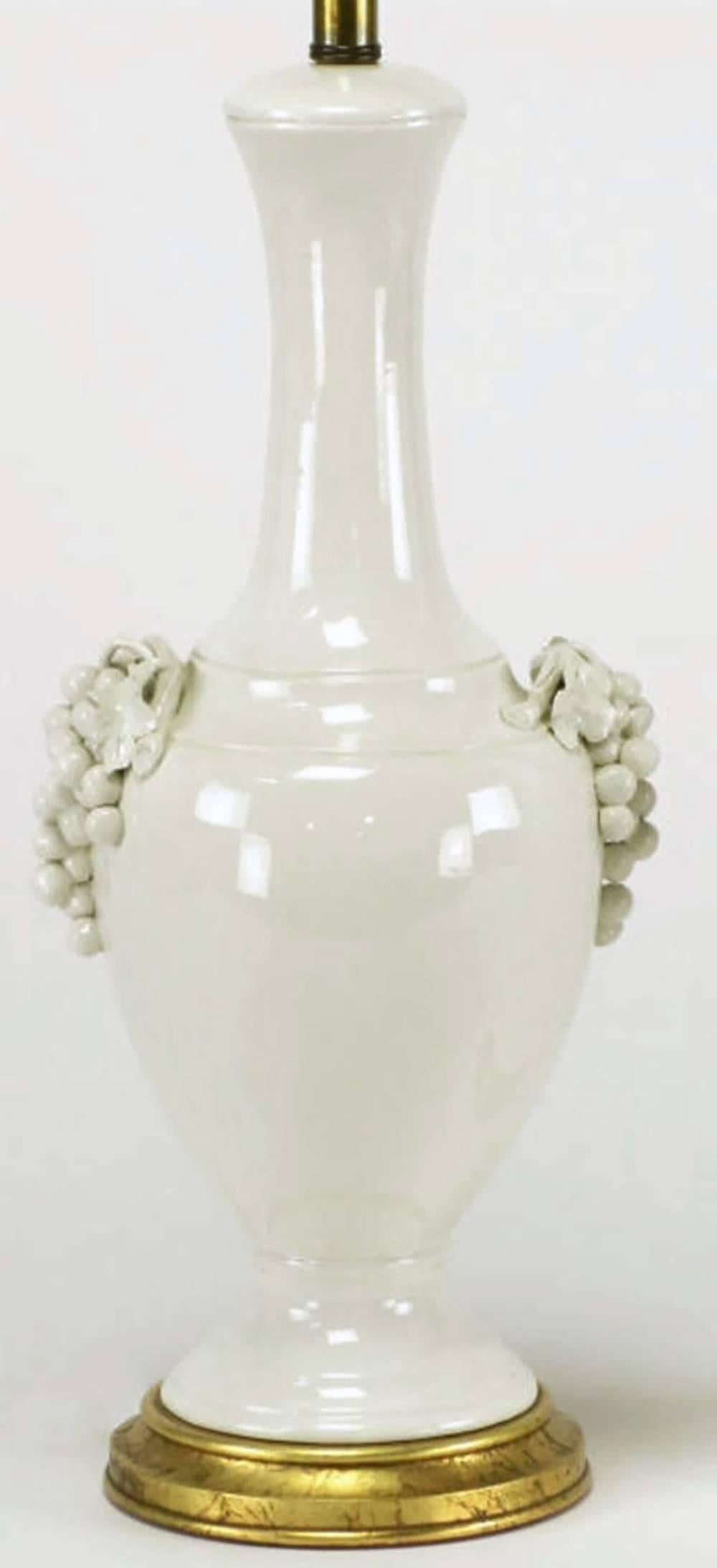 Mid-Century Modern Paire de lampes de bureau Fredrick Cooper en céramique émaillée blanche avec grappes de raisins en vente