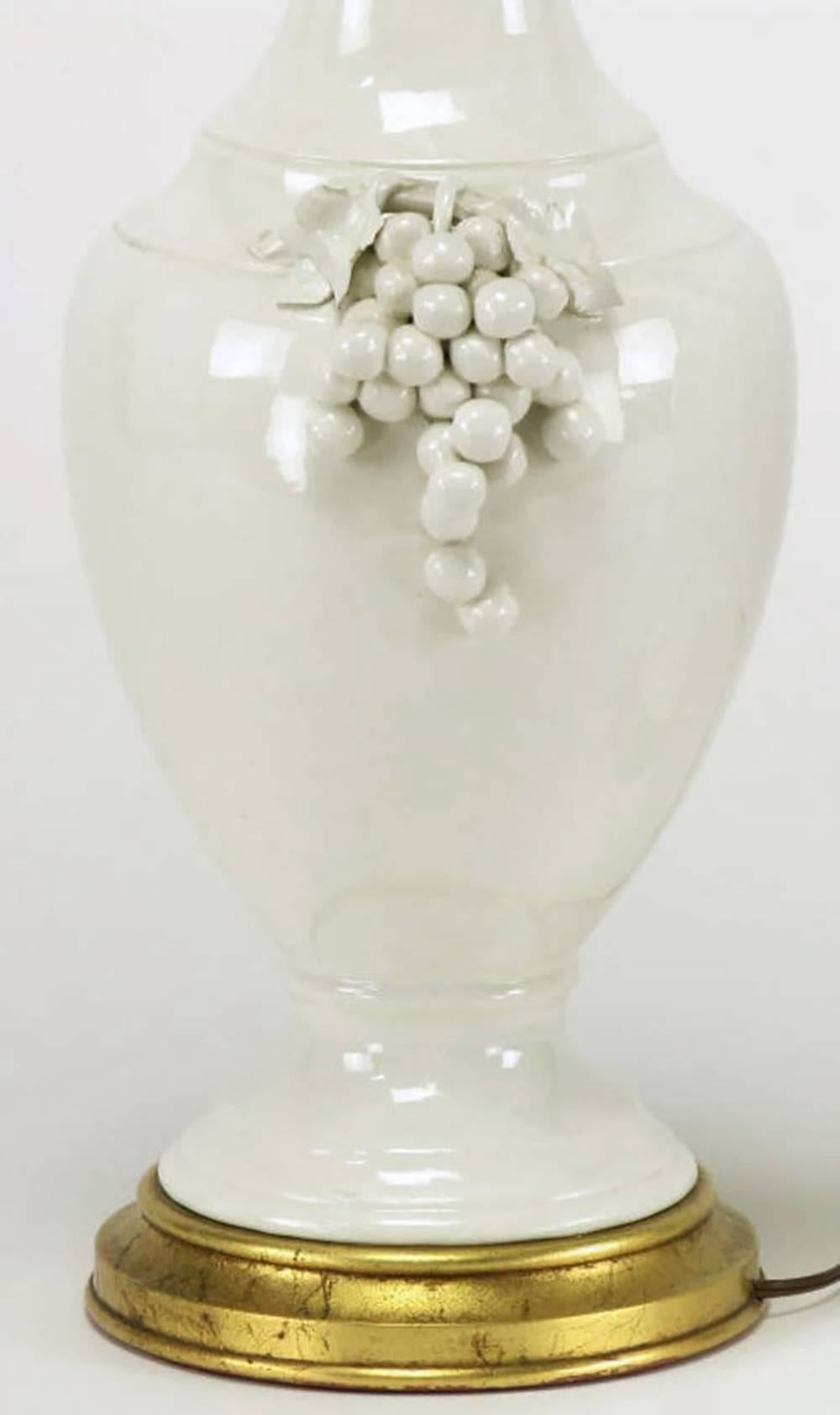 Vernissé Paire de lampes de bureau Fredrick Cooper en céramique émaillée blanche avec grappes de raisins en vente