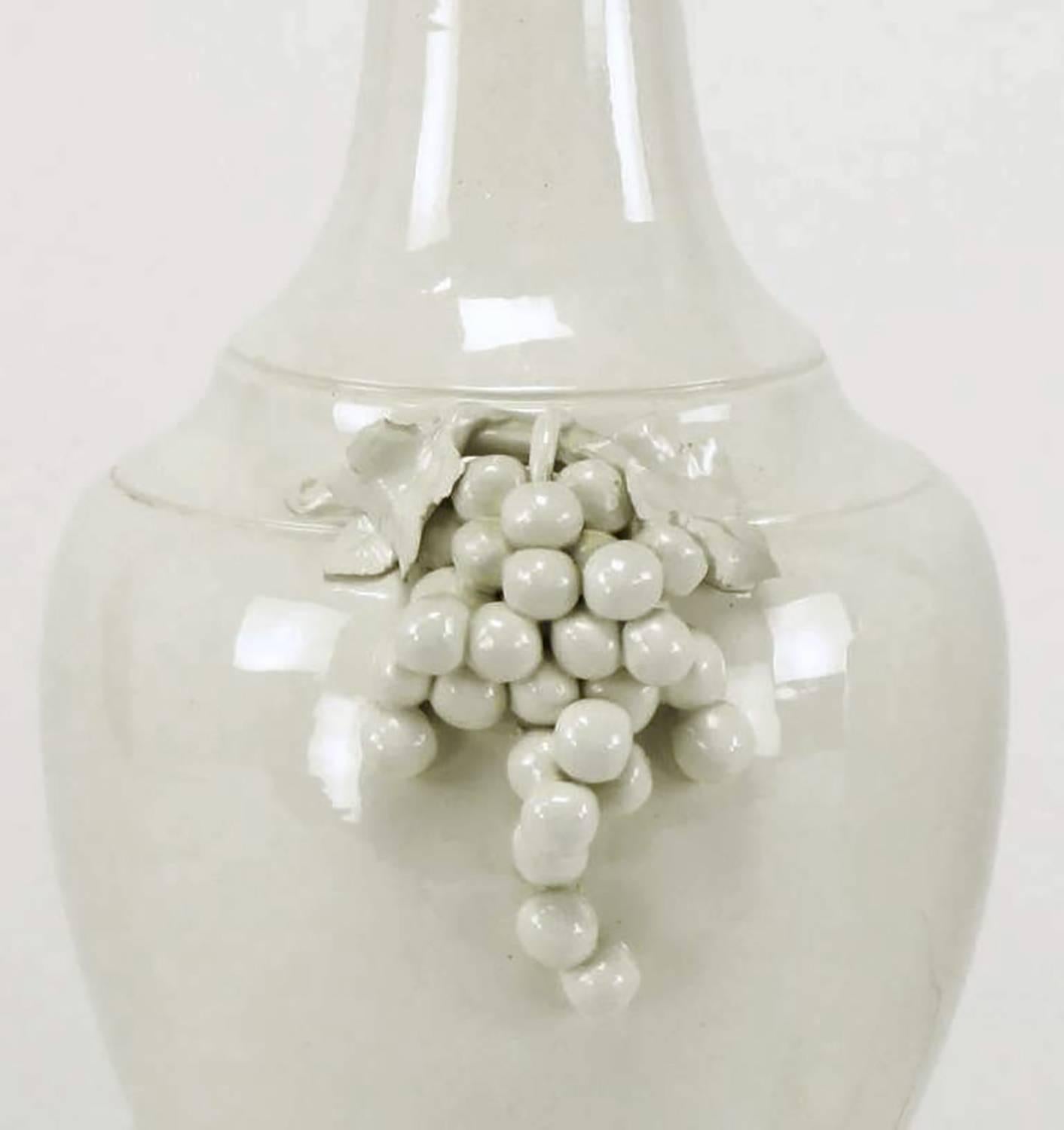 Paire de lampes de bureau Fredrick Cooper en céramique émaillée blanche avec grappes de raisins Bon état - En vente à Chicago, IL