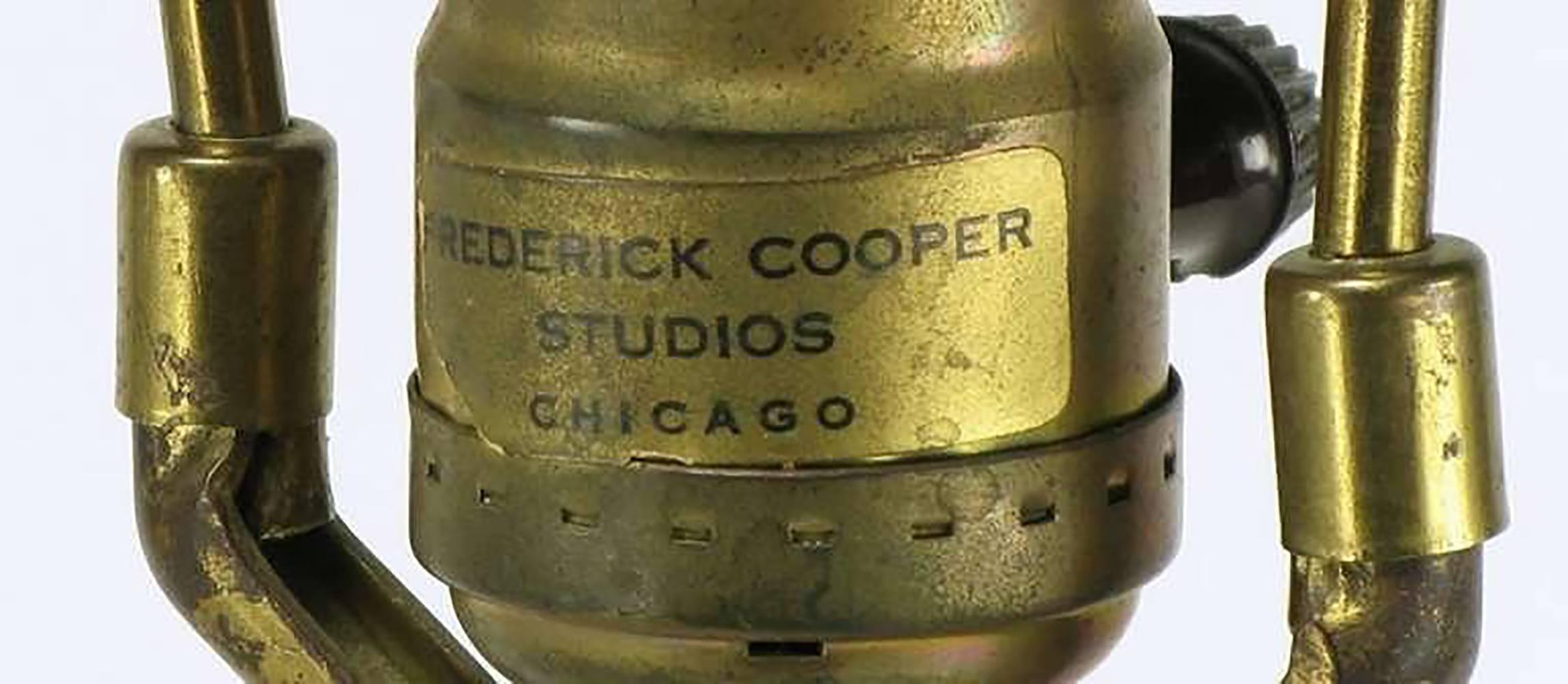 Milieu du XXe siècle Paire de lampes de bureau Fredrick Cooper en céramique émaillée blanche avec grappes de raisins en vente