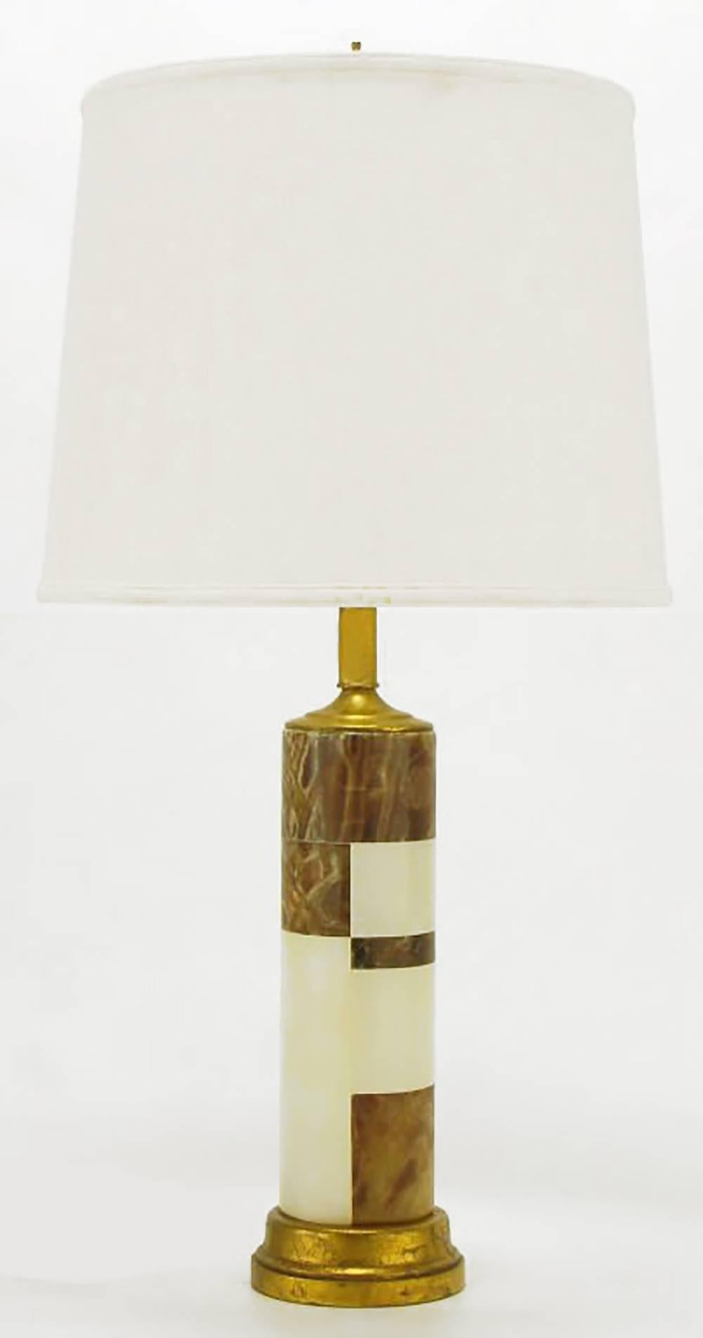 Lampe de table cylindrique en marbre rouge et pierre d'onyx tessellée avec base, chapeau et tige en bois doré à la manière des lampes de table de Hansen. Harpe et douille en laiton.