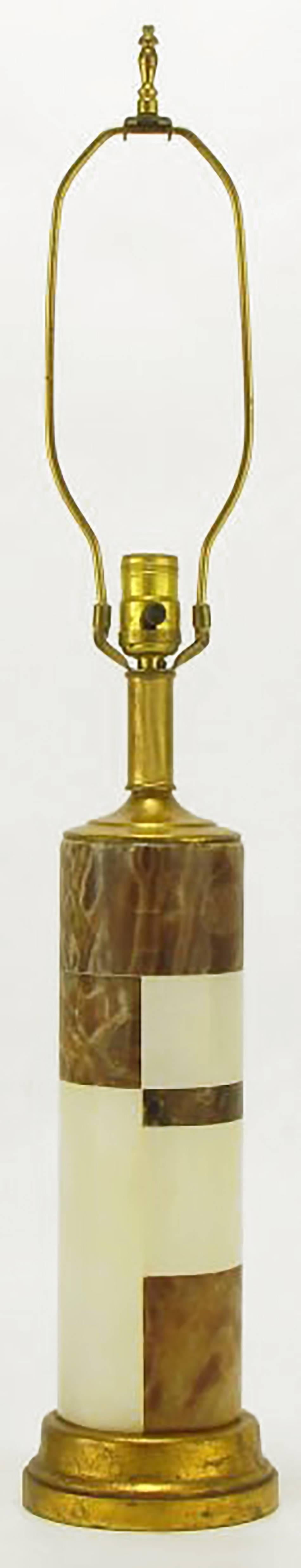 Américain Lampe de bureau cylindrique à sections en marbre et onyx d'après Hansen en vente