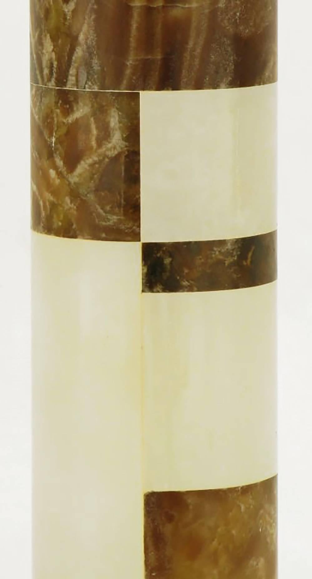 Laiton Lampe de bureau cylindrique à sections en marbre et onyx d'après Hansen en vente