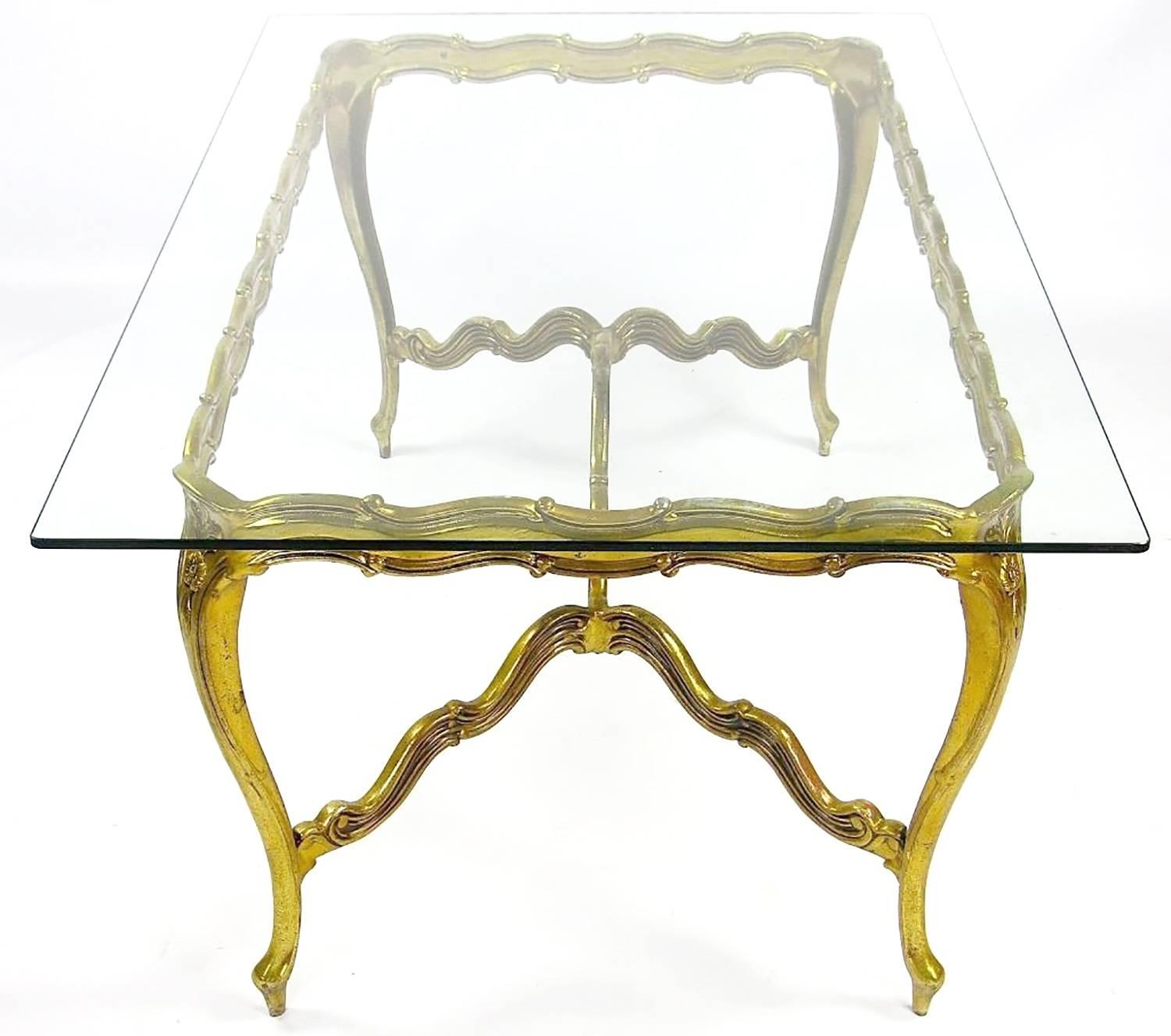 Américain Table de salle à manger Louis XV en aluminium doré et verre en vente