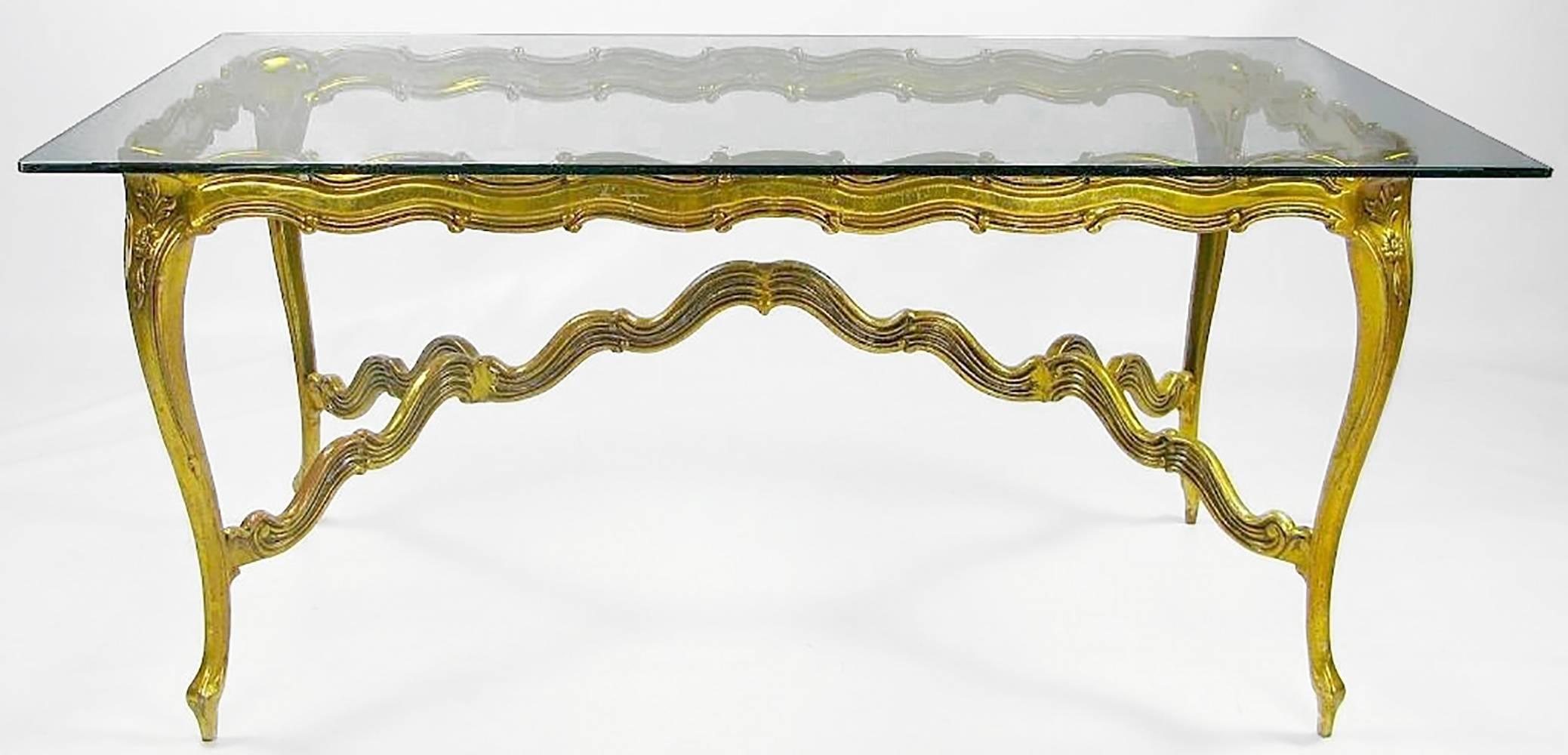 Moulage Table de salle à manger Louis XV en aluminium doré et verre en vente