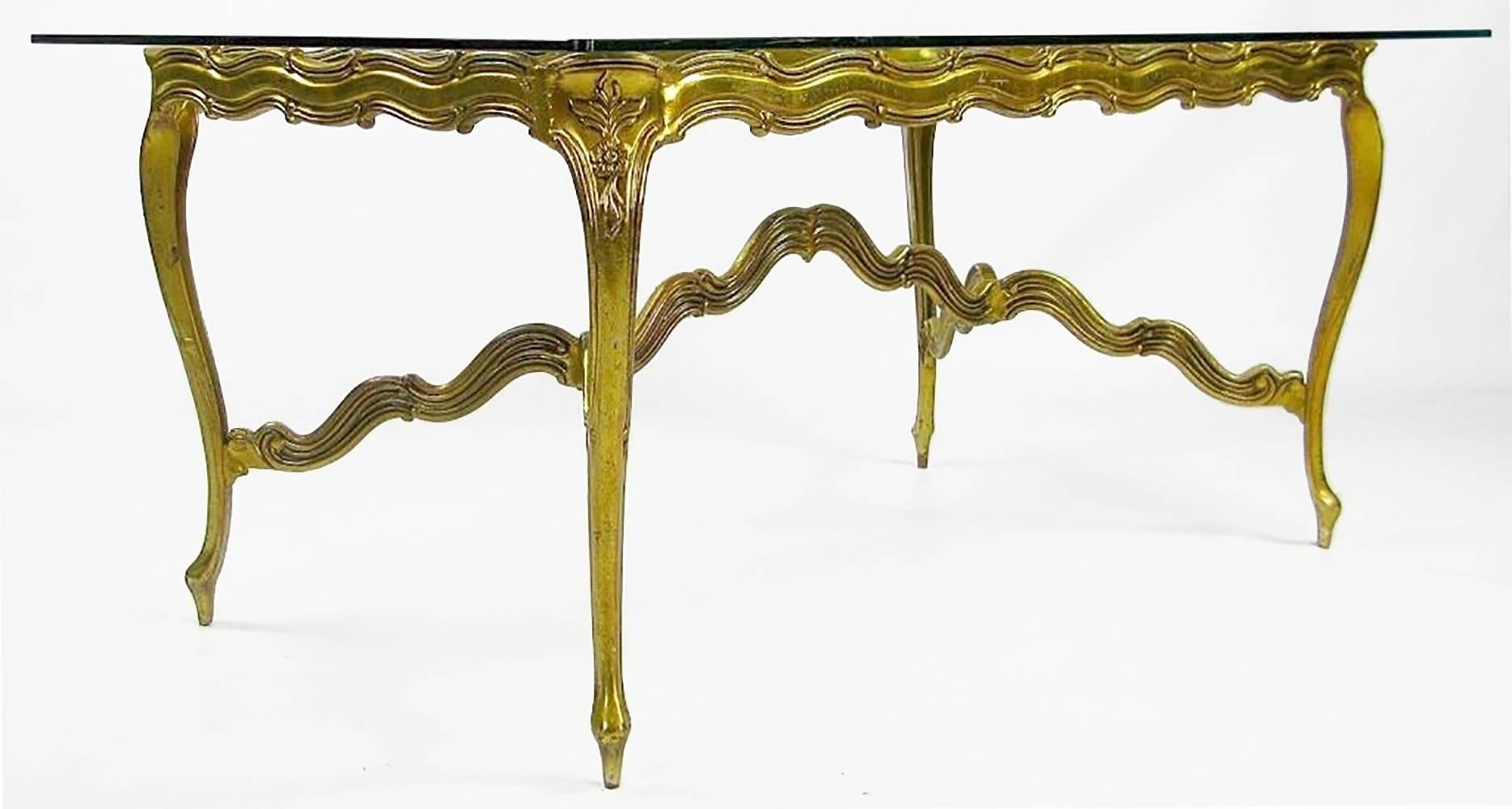 Table de salle à manger Louis XV en aluminium doré et verre Bon état - En vente à Chicago, IL