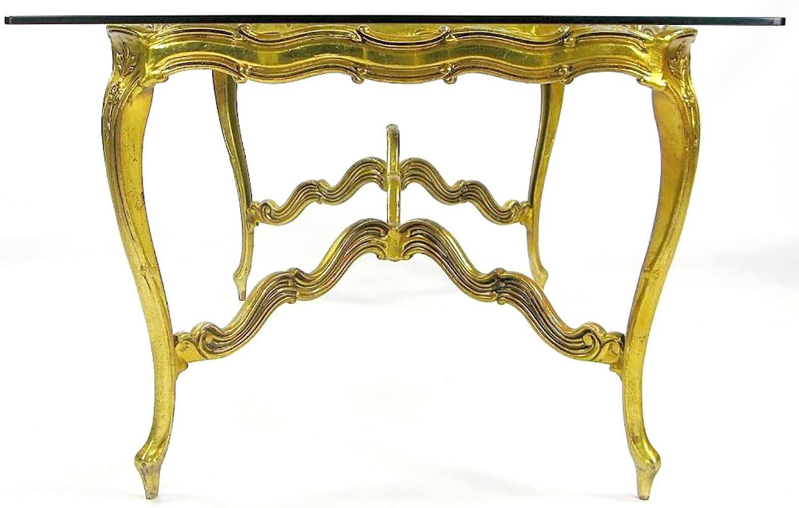 Milieu du XXe siècle Table de salle à manger Louis XV en aluminium doré et verre en vente