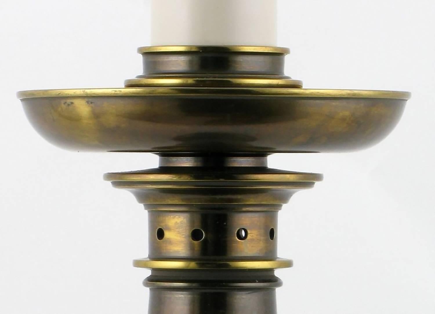 Beeindruckendes Paar neoklassischer Messing-Tischlampen von Stiffel (Mitte des 20. Jahrhunderts) im Angebot