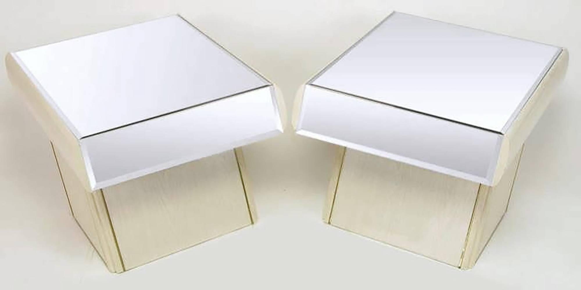 Tischpaar aus gefüllter und weiß lasierter Eiche mit goldeloxierten Aluminiumkanten. Abgeschrägte Spiegeloberflächen und einzelne Schubladenfronten. Die Untergestelle sind nach hinten geneigt und haben eine freitragende Schublade mit abgerundeten