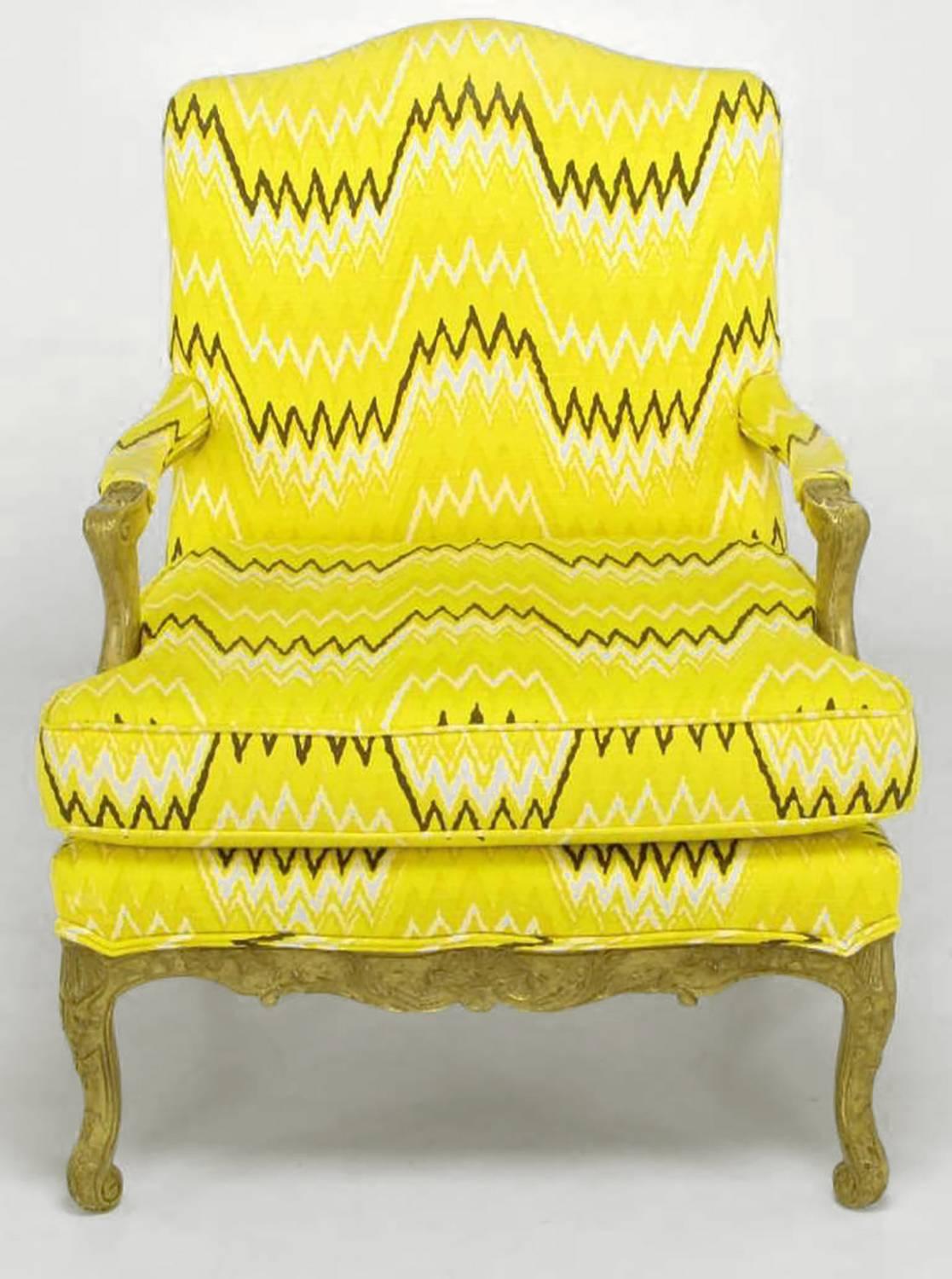 Américain Paire de fauteuils de style Louis XV Erwin-Lambeth avec pouf assorti en vente