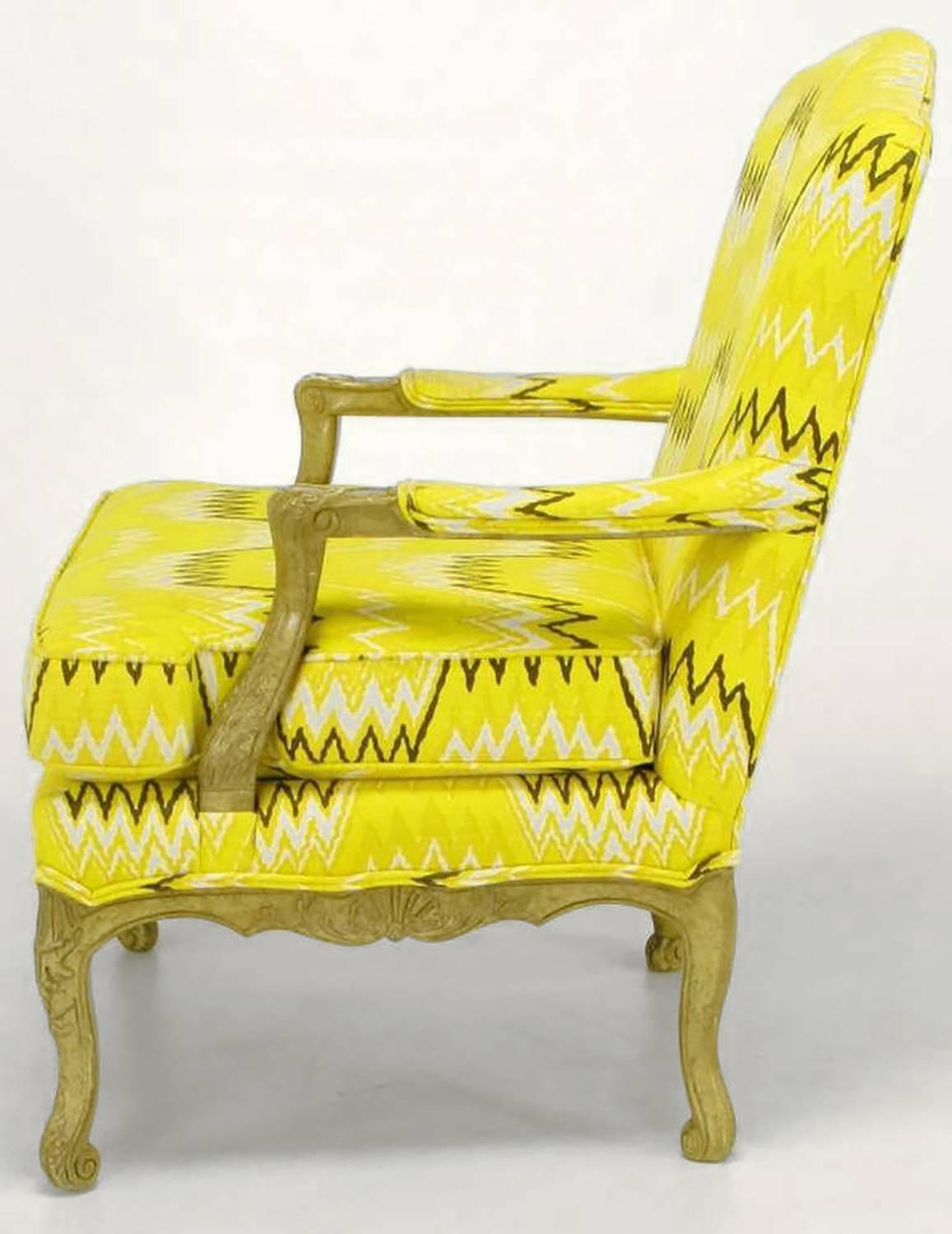 Milieu du XXe siècle Paire de fauteuils de style Louis XV Erwin-Lambeth avec pouf assorti en vente