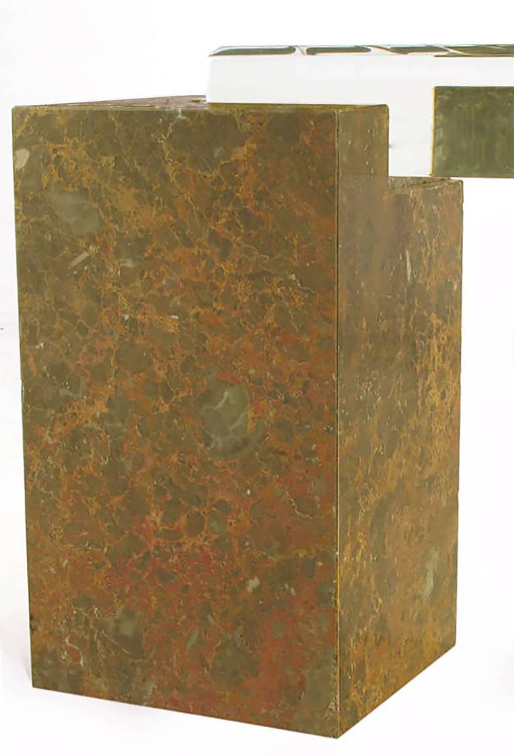 Acrylique Table basse à colonne en marbre rouge brésilien avec plateau épais en lucite en vente