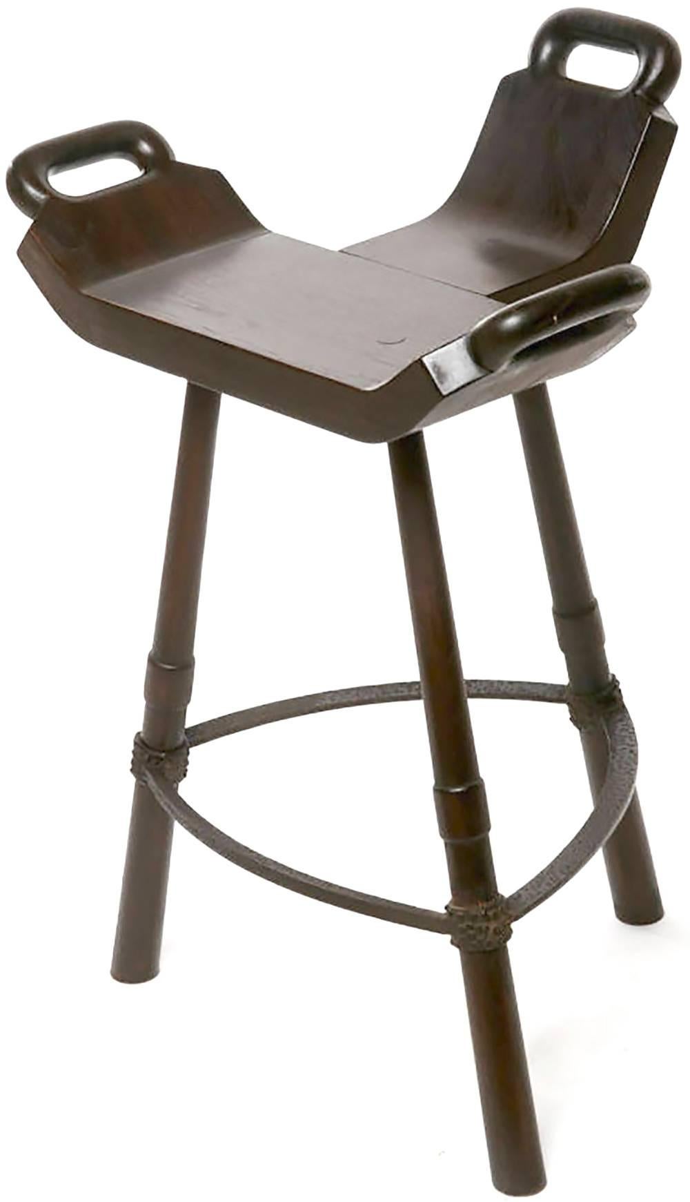 Américain Paire de tabourets de bar d'inspiration asiatique primitive en forme de chaise de bébé en vente