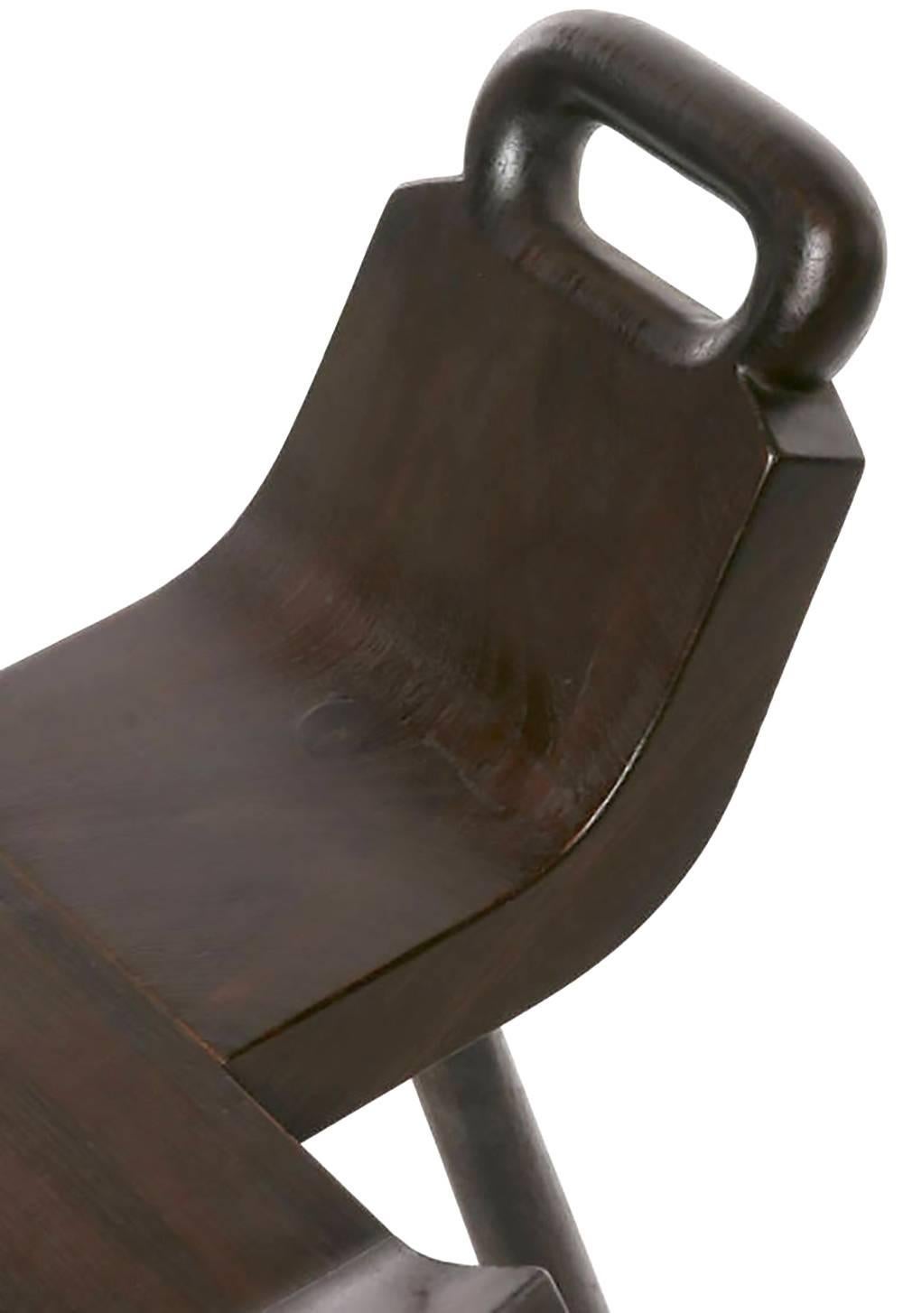 Fer Paire de tabourets de bar d'inspiration asiatique primitive en forme de chaise de bébé en vente