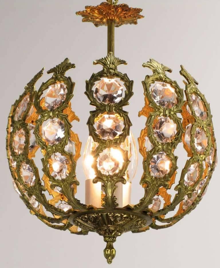 Américain Lampe à suspension à globe ouvert en laiton et cristal de style Régence en vente