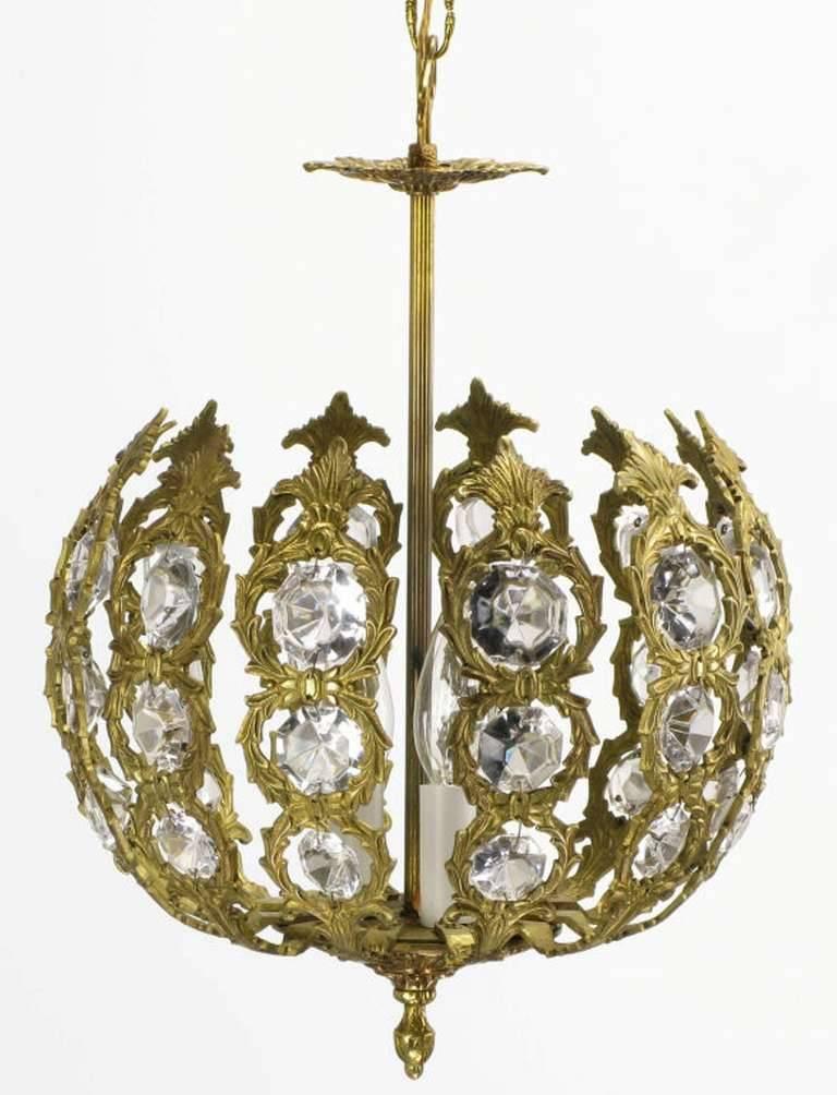 Milieu du XXe siècle Lampe à suspension à globe ouvert en laiton et cristal de style Régence en vente
