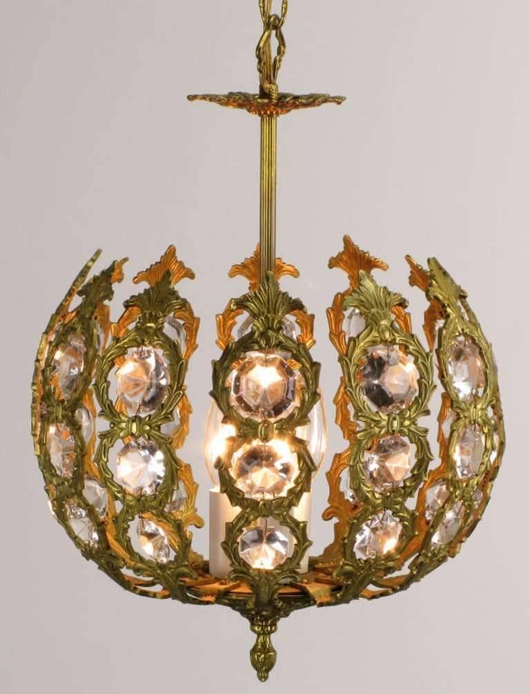 Laiton Lampe à suspension à globe ouvert en laiton et cristal de style Régence en vente