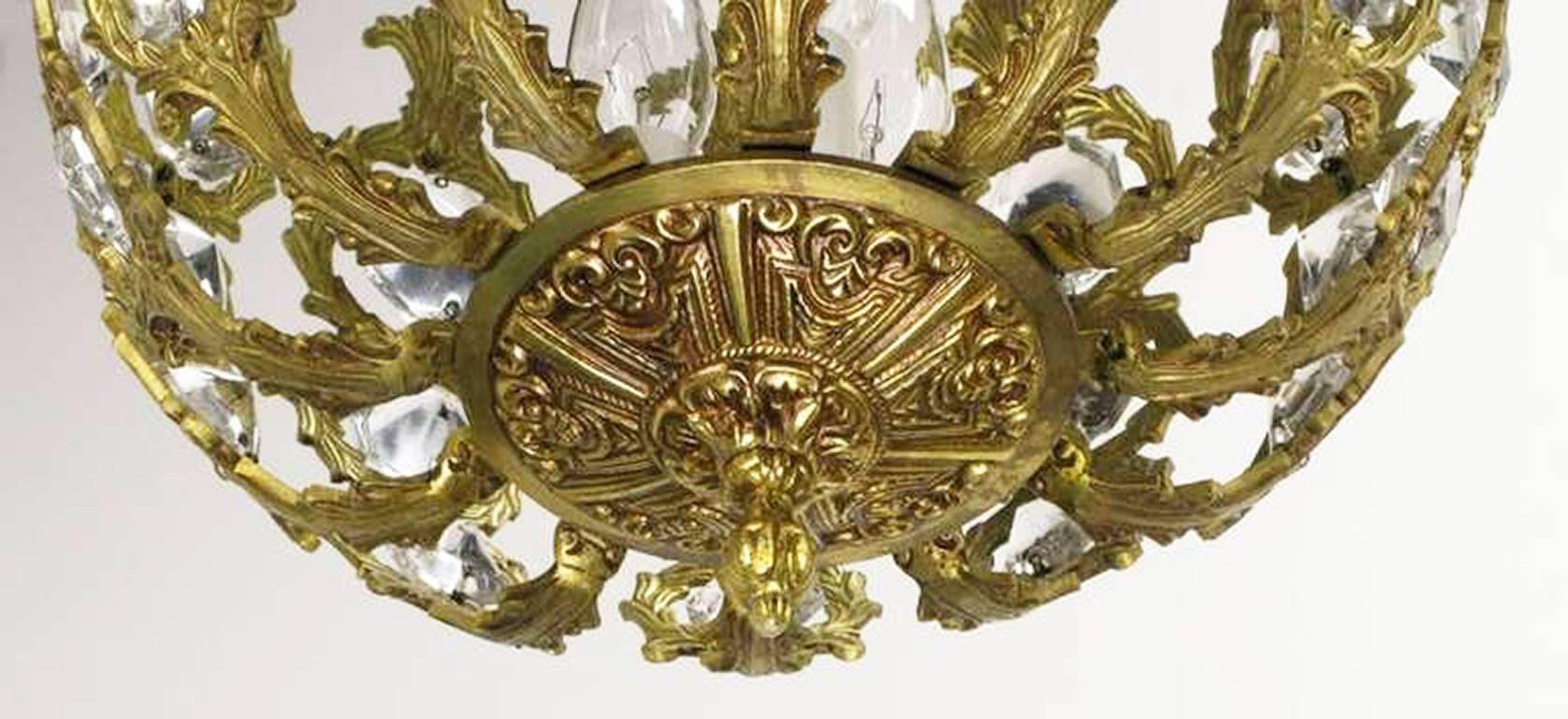 Lampe à suspension à globe ouvert en laiton et cristal de style Régence en vente 2