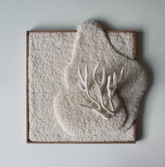 Handgefertigter zeitgenössischer Wandteppich aus weißer Wolle mit Korallenskulptur aus Textil