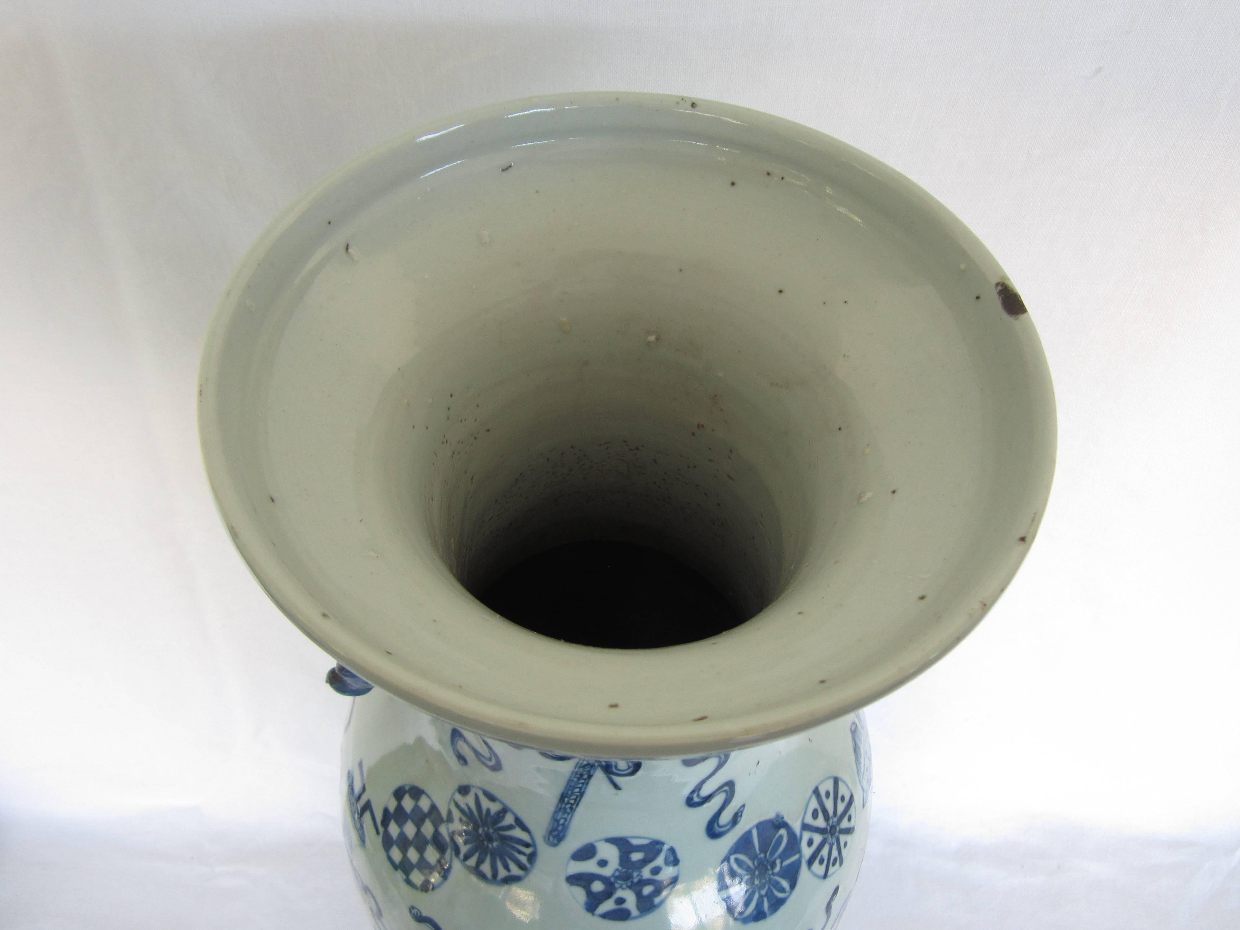 Chinesische blau-weiße Vase, Chinesisch im Zustand „Hervorragend“ im Angebot in East Hampton, NY