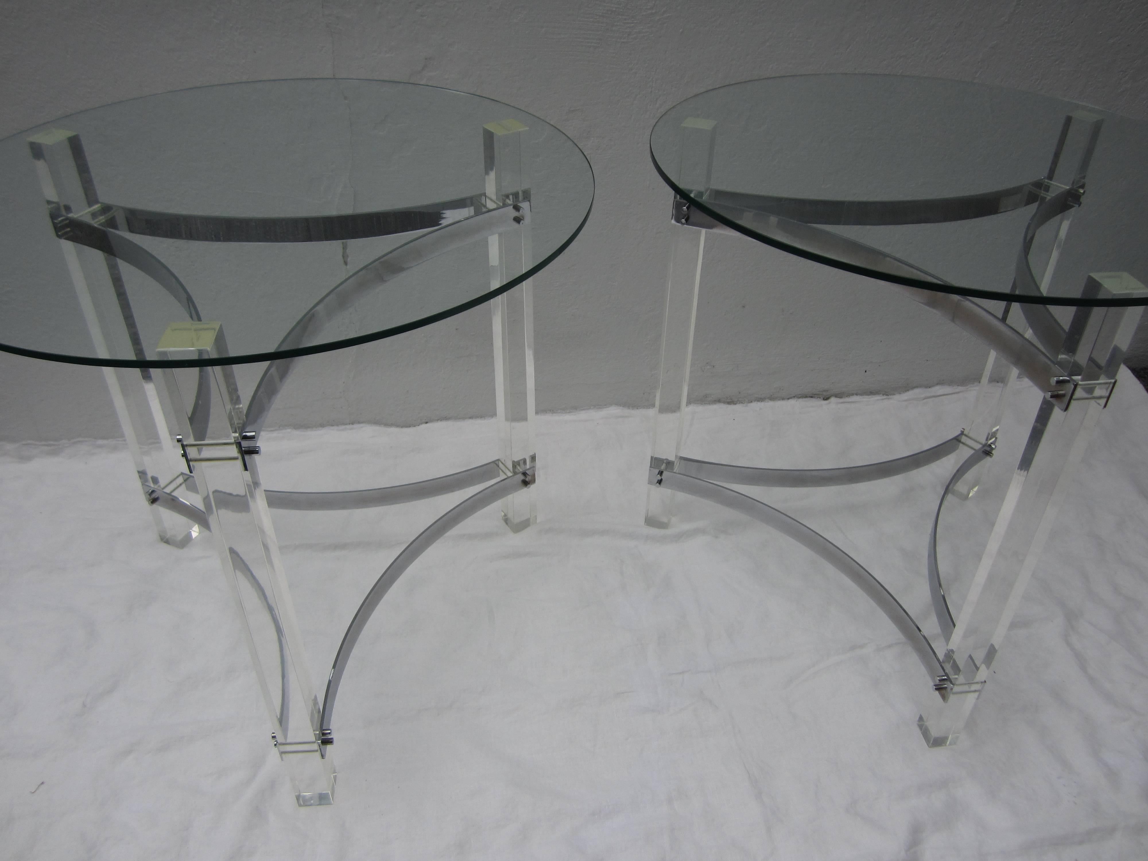 Paire de tables en chrome et Lucite dans le style de Charles Hollis Jones.