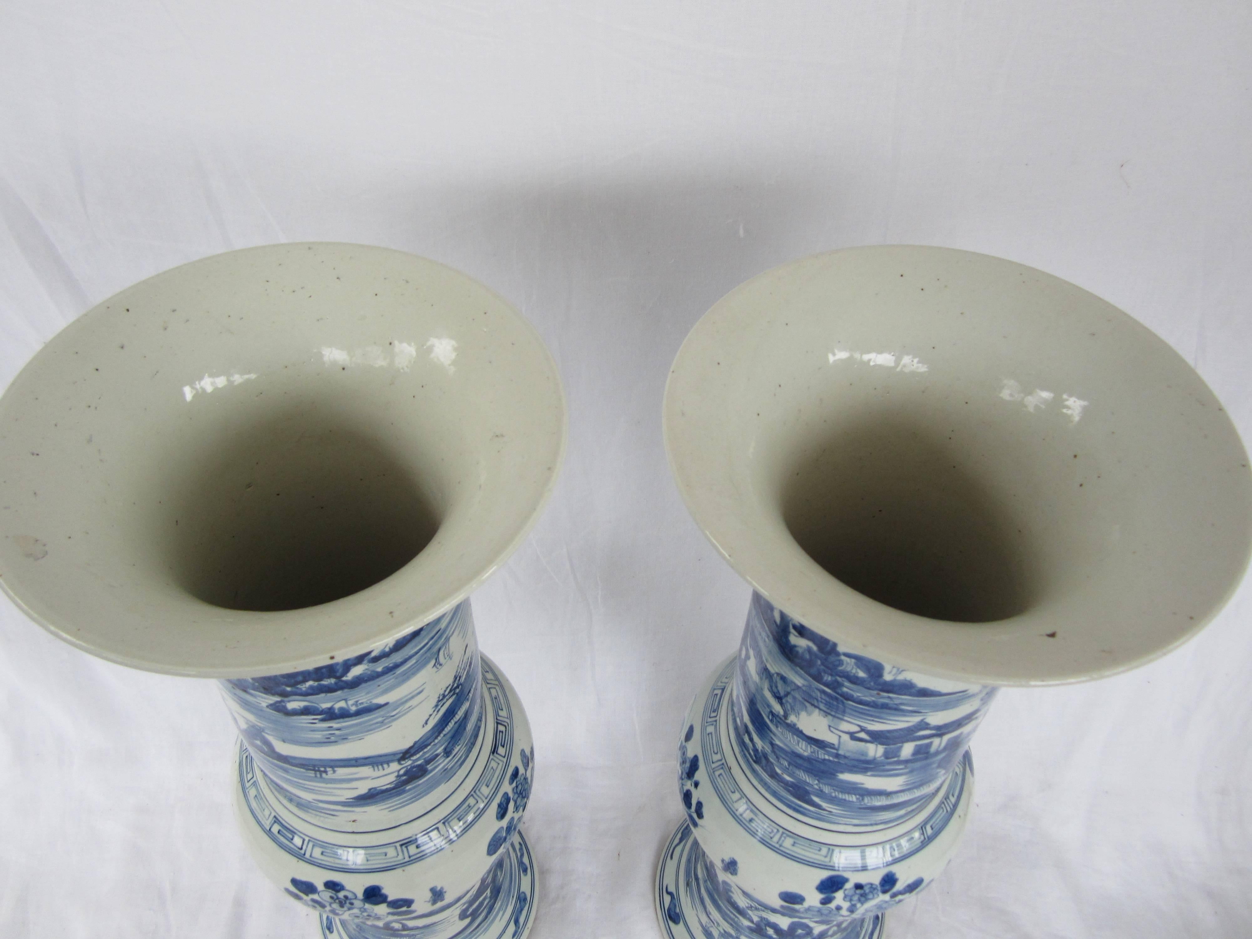 Paire de grands vases trompettes chinoises bleues et blanches en vente 1