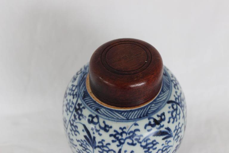 Chinese Blue and White Covered Ginger Jar In Excellent Condition For Sale In East Hampton, NY