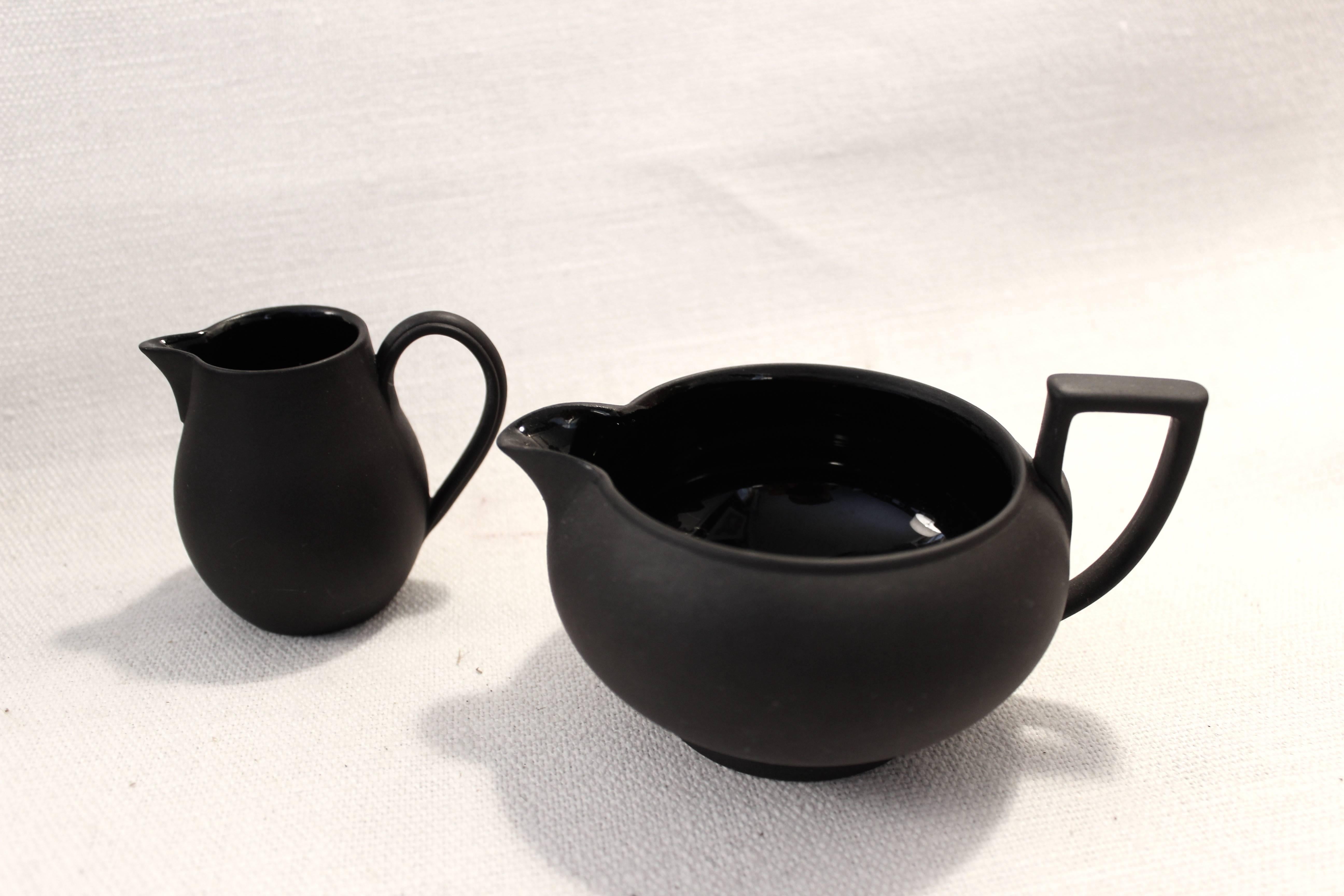 Service à thé en basalte de Wedgwood composé de neuf pièces.

Mesures individuelles :
Deux pichets 7,25