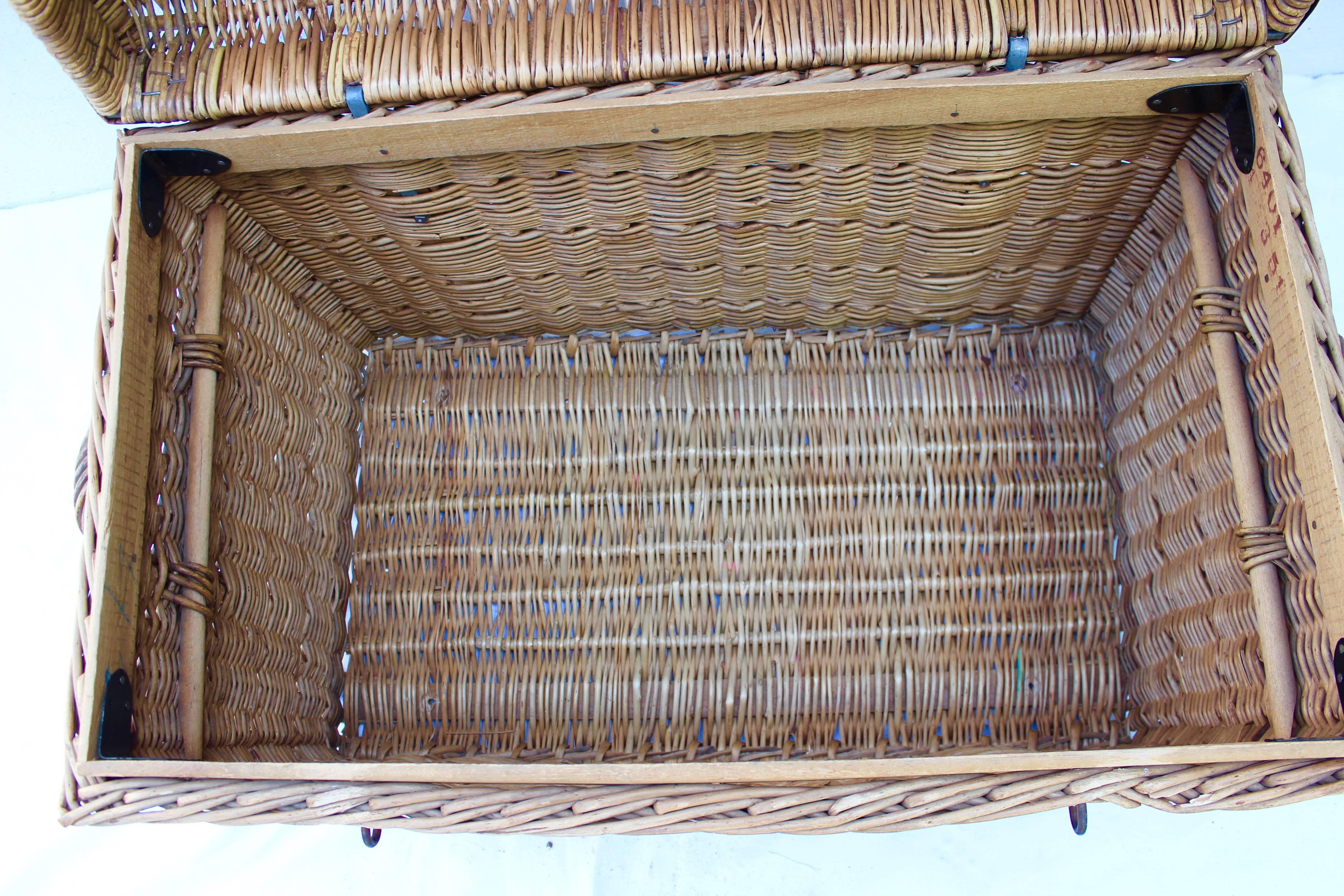 Large Wicker Hamper In Excellent Condition In East Hampton, NY