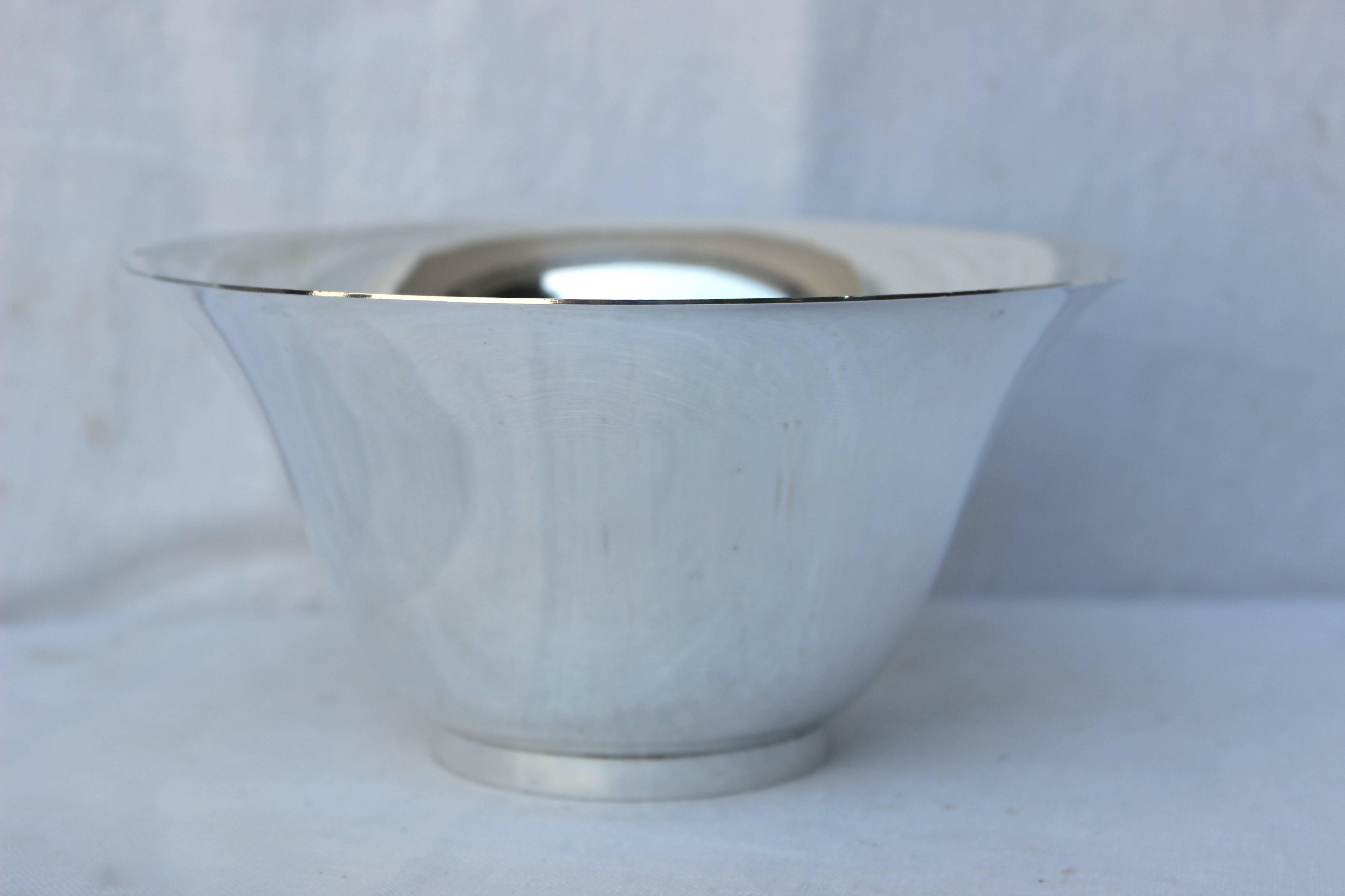 Elegant sterling silver bowl

Marked STERLING 6 1.