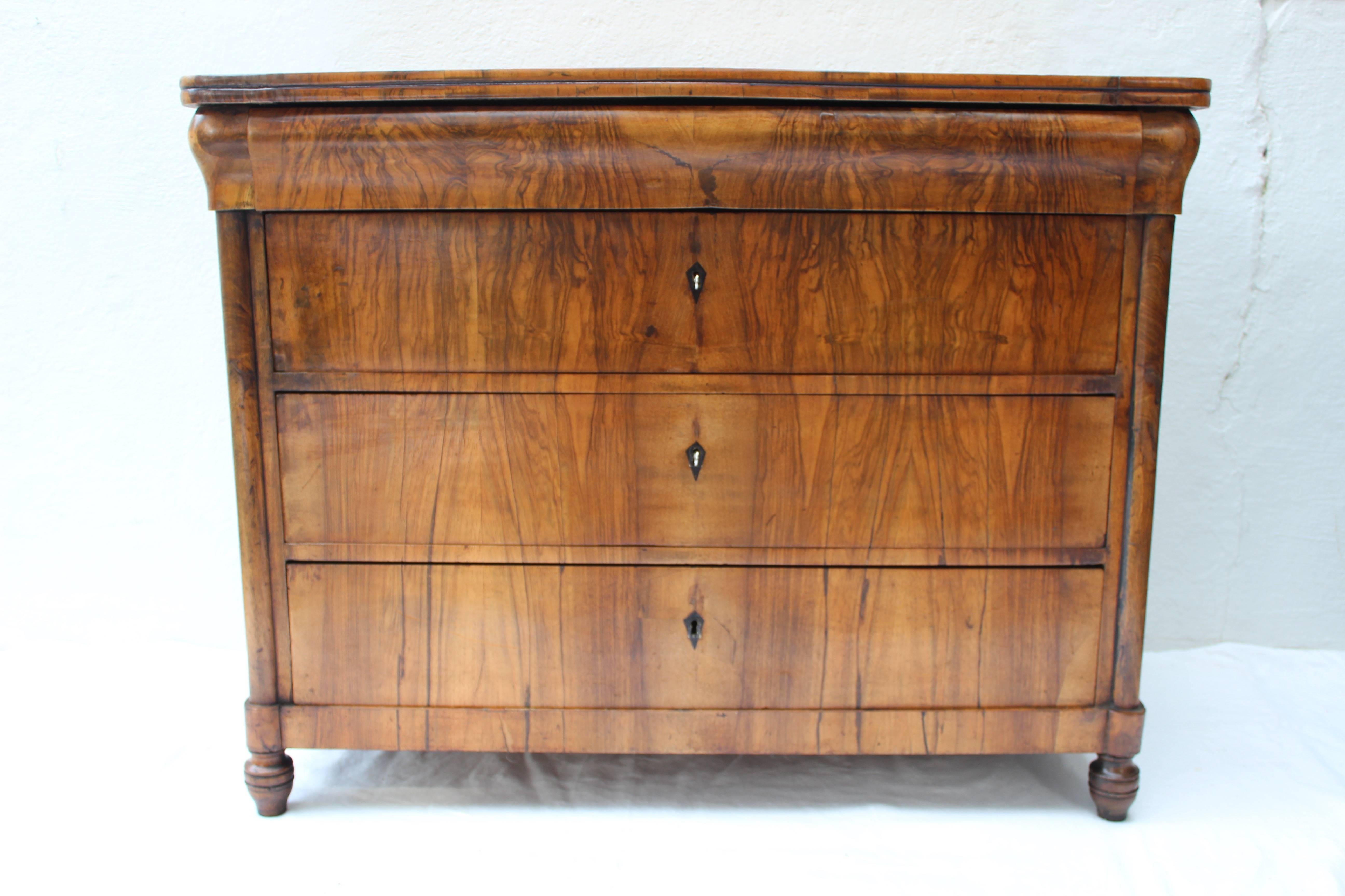 Walnut Biedermeier chest of four drawers with working keys, Germany, 1850s
Repairs to the top.