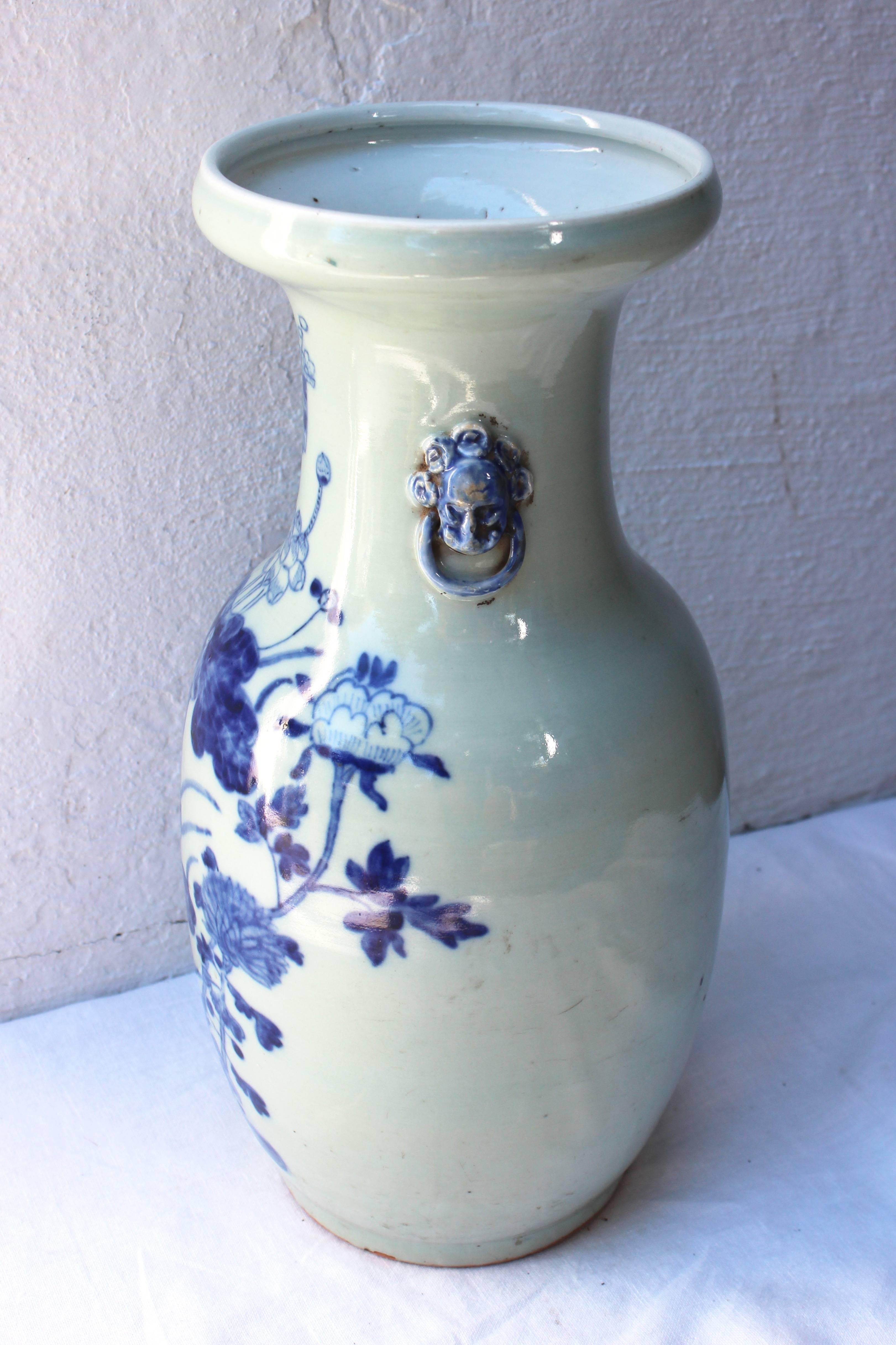 20ième siècle Vase chinois en forme de balustre bleu et blanc en vente