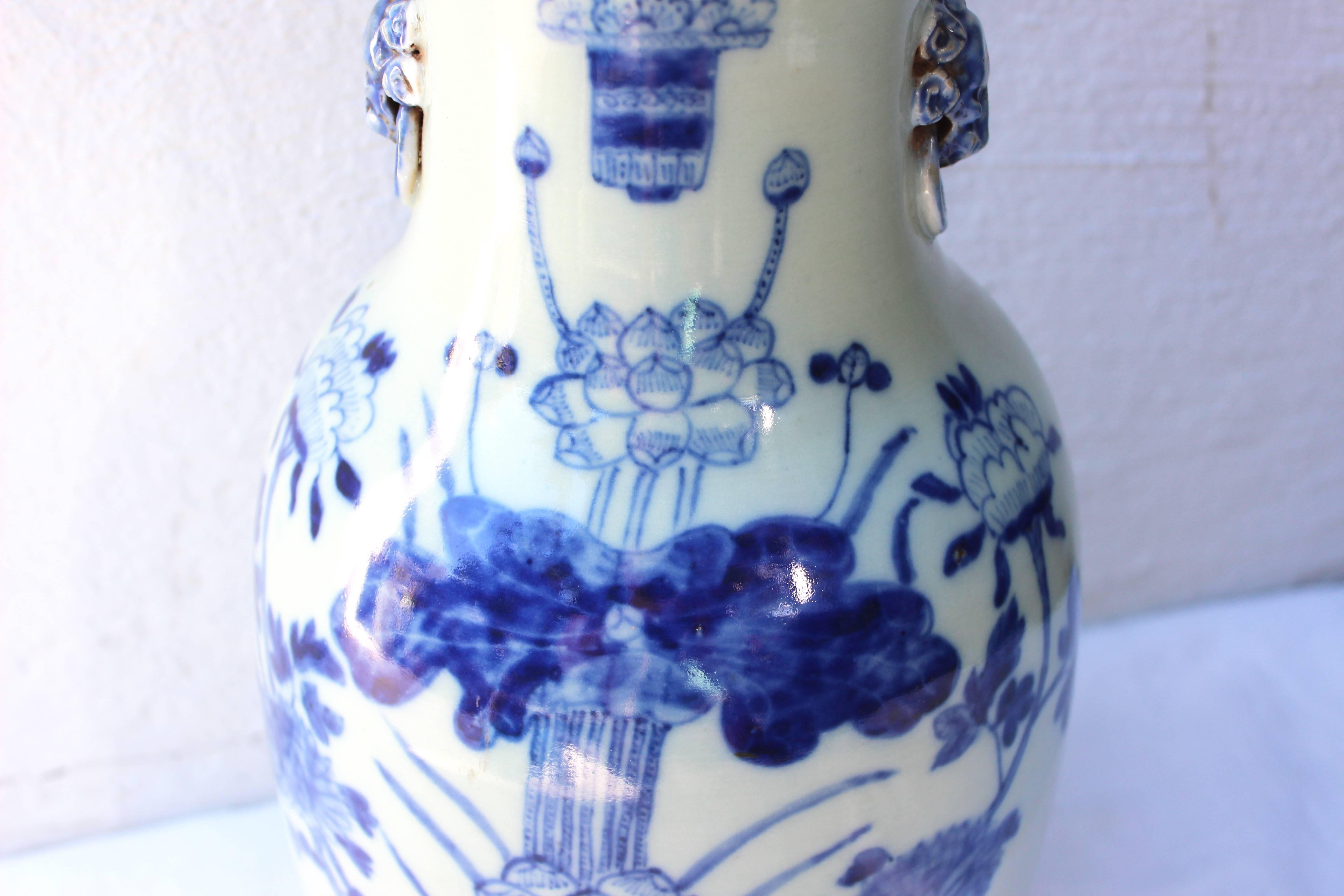 Chinois Vase chinois en forme de balustre bleu et blanc en vente