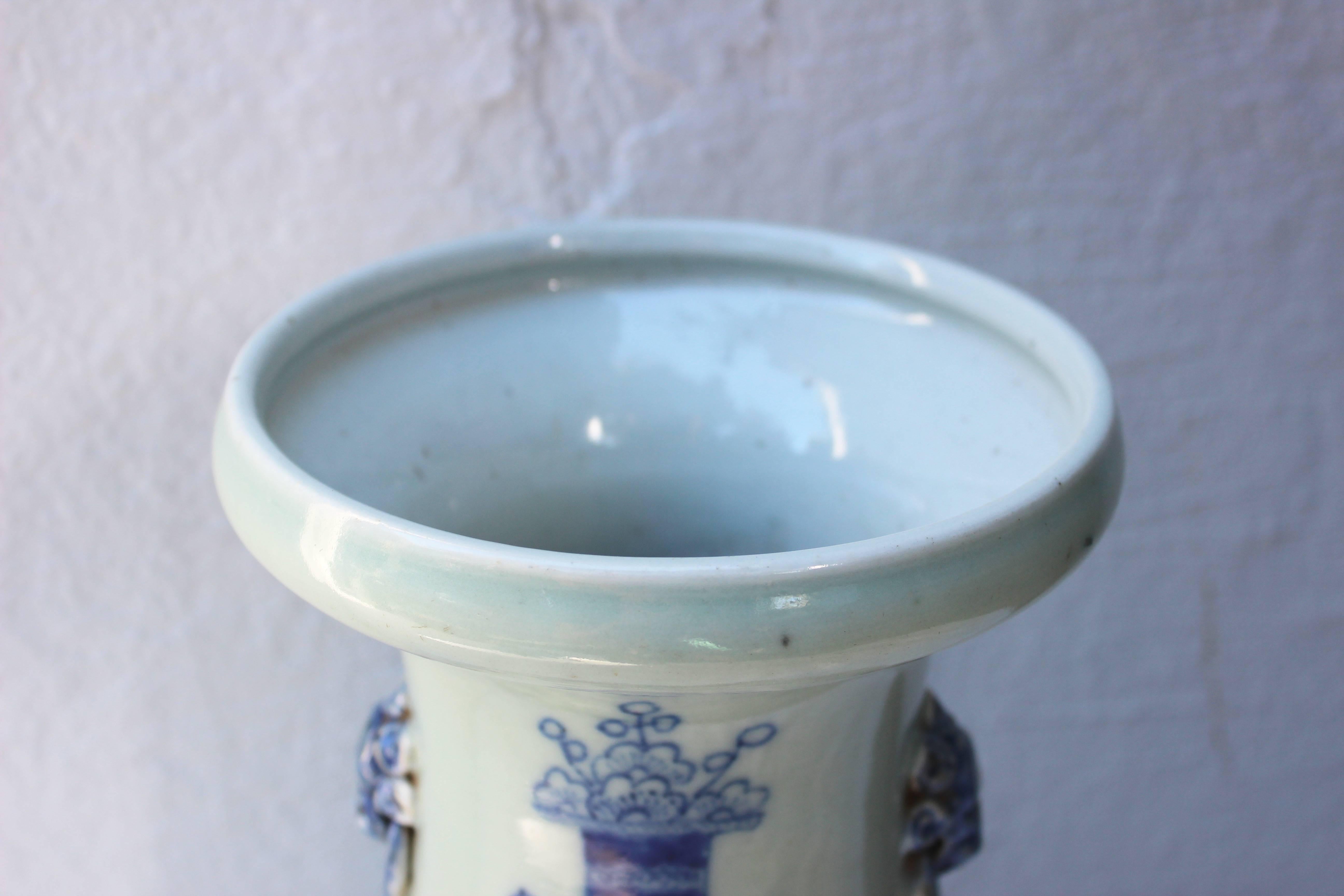 Vase chinois bleu et blanc de forme balustre.