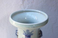 Chinesische blau-weiße Vase in Balusterform