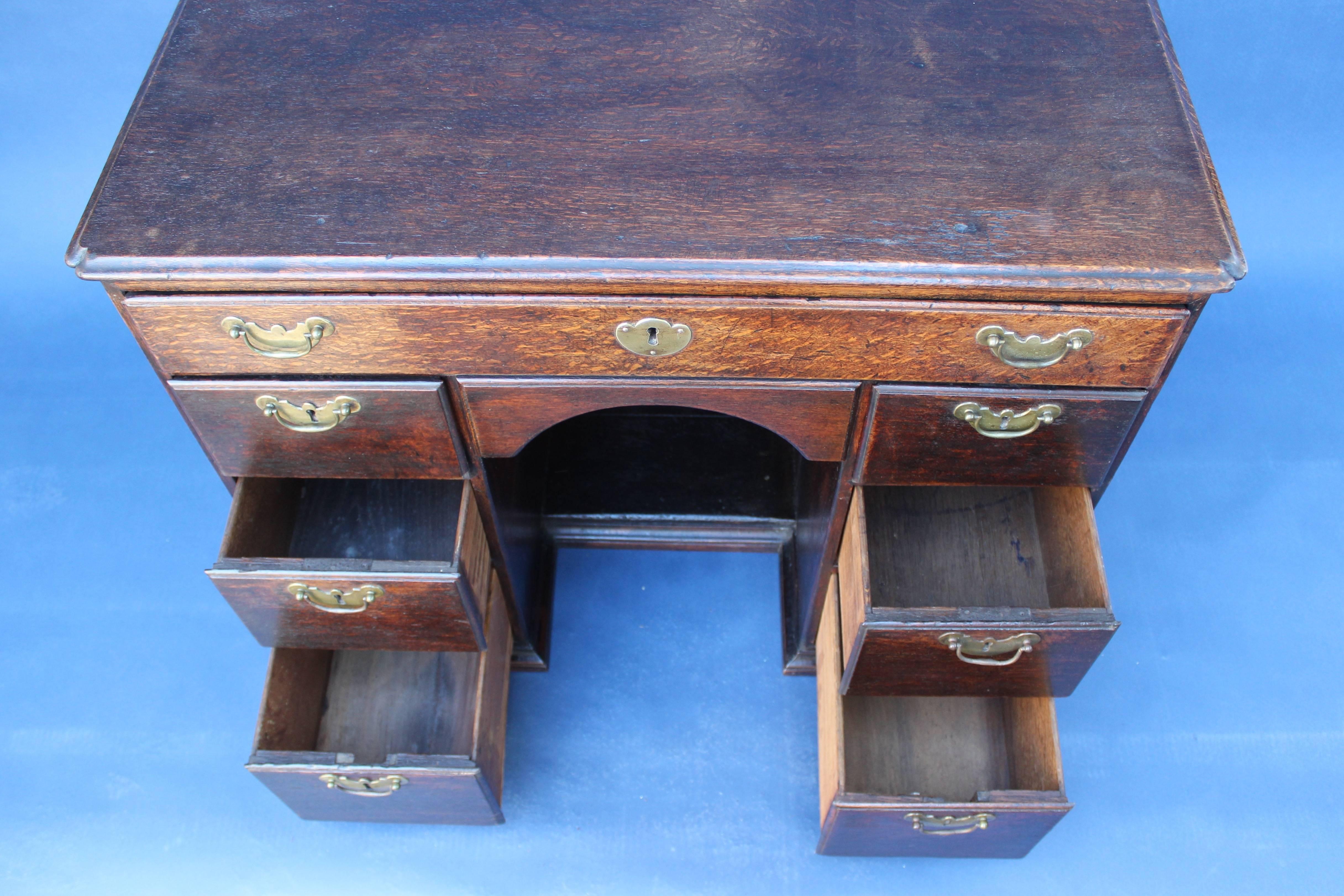 18th Century English Kneehole Desk In Good Condition In East Hampton, NY