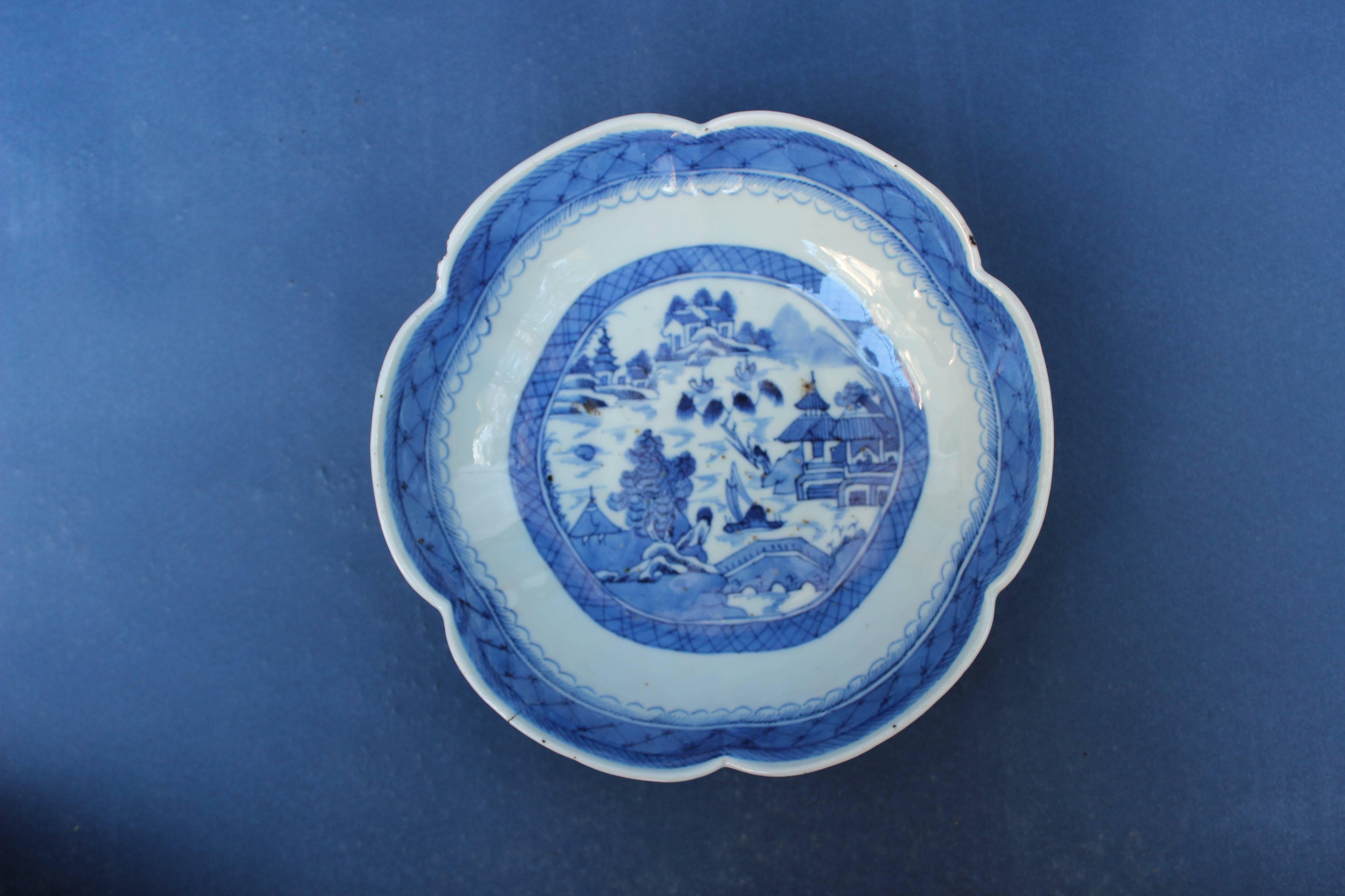 Chinese Blue and White Scallop Canton Bowl In Good Condition In East Hampton, NY