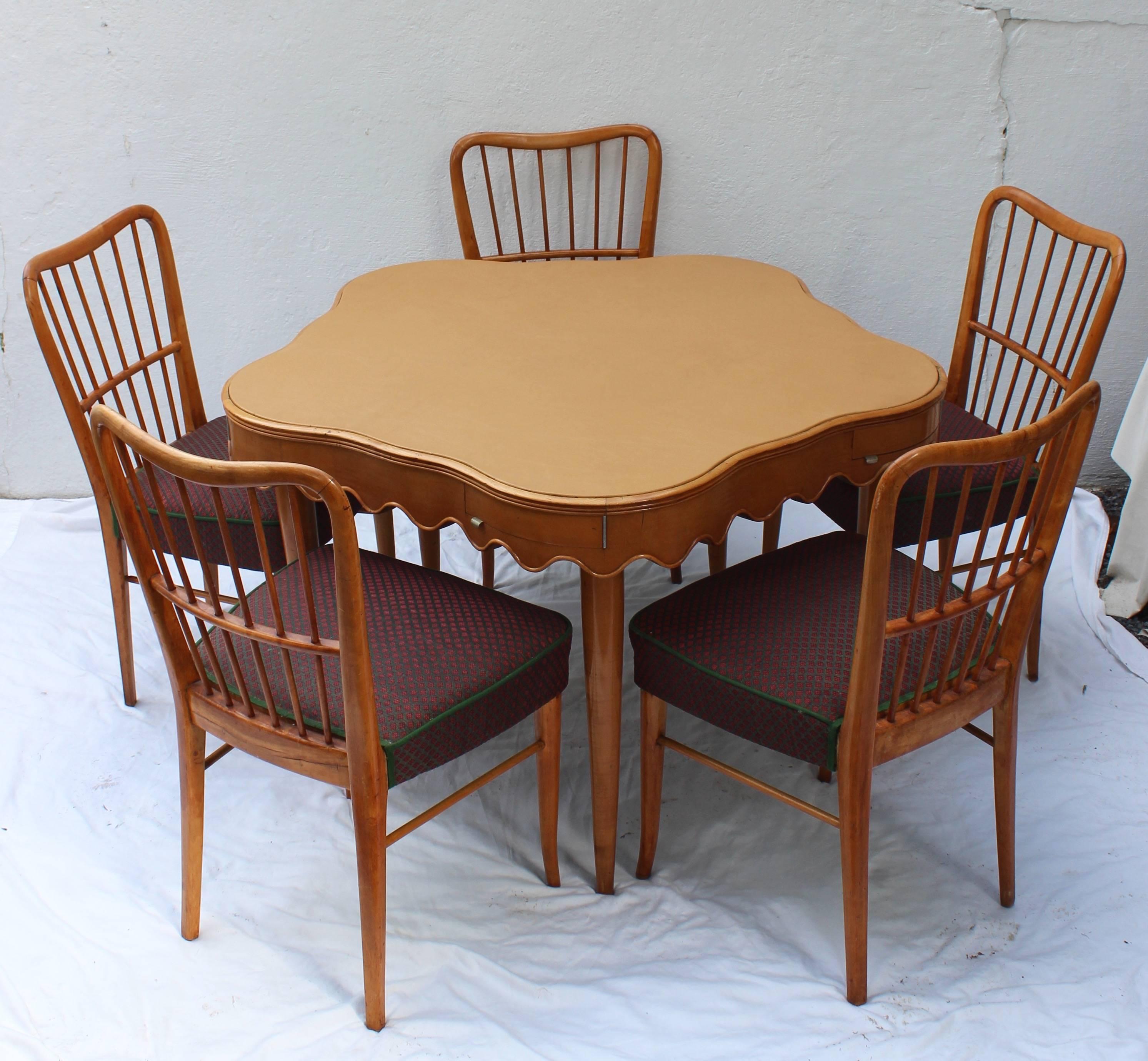 Italian Sycamore game table with five chairs attributed to Paolo Buffa, beautifully proportioned with original horsehair upholstered seats in very good condition.
Tabletop covered with leather and measures 43