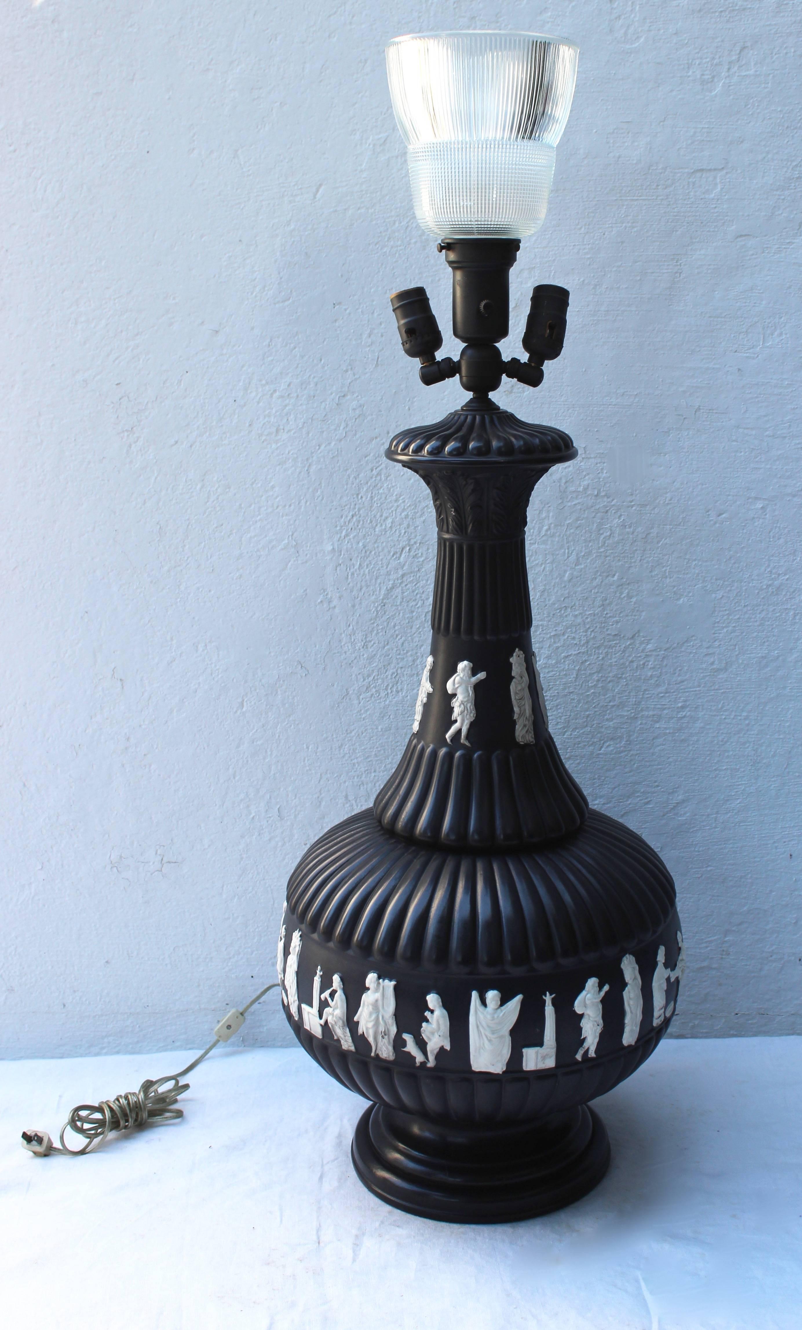Américain Lampe noire de style Wedgwood en vente