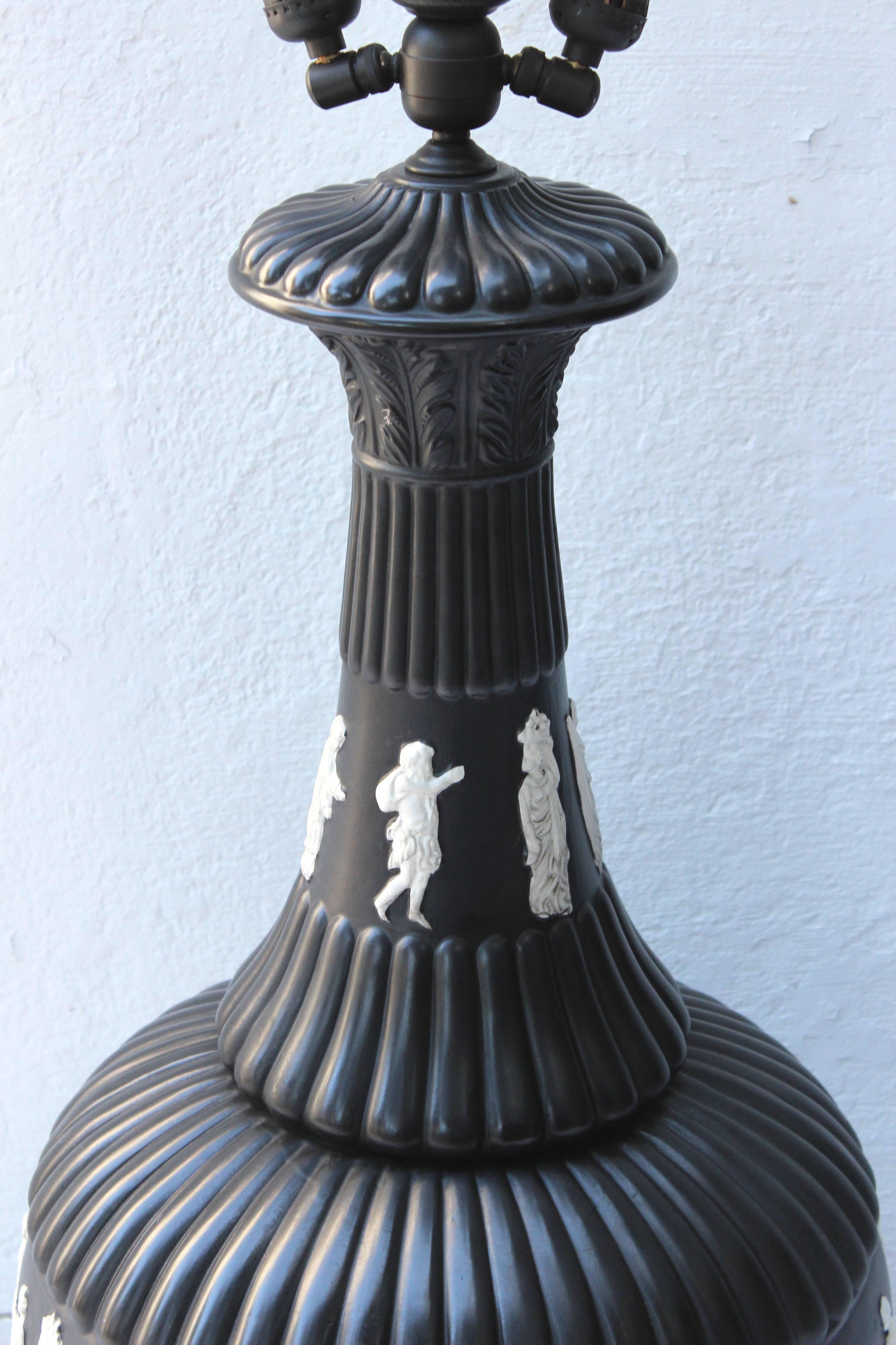 20ième siècle Lampe noire de style Wedgwood en vente