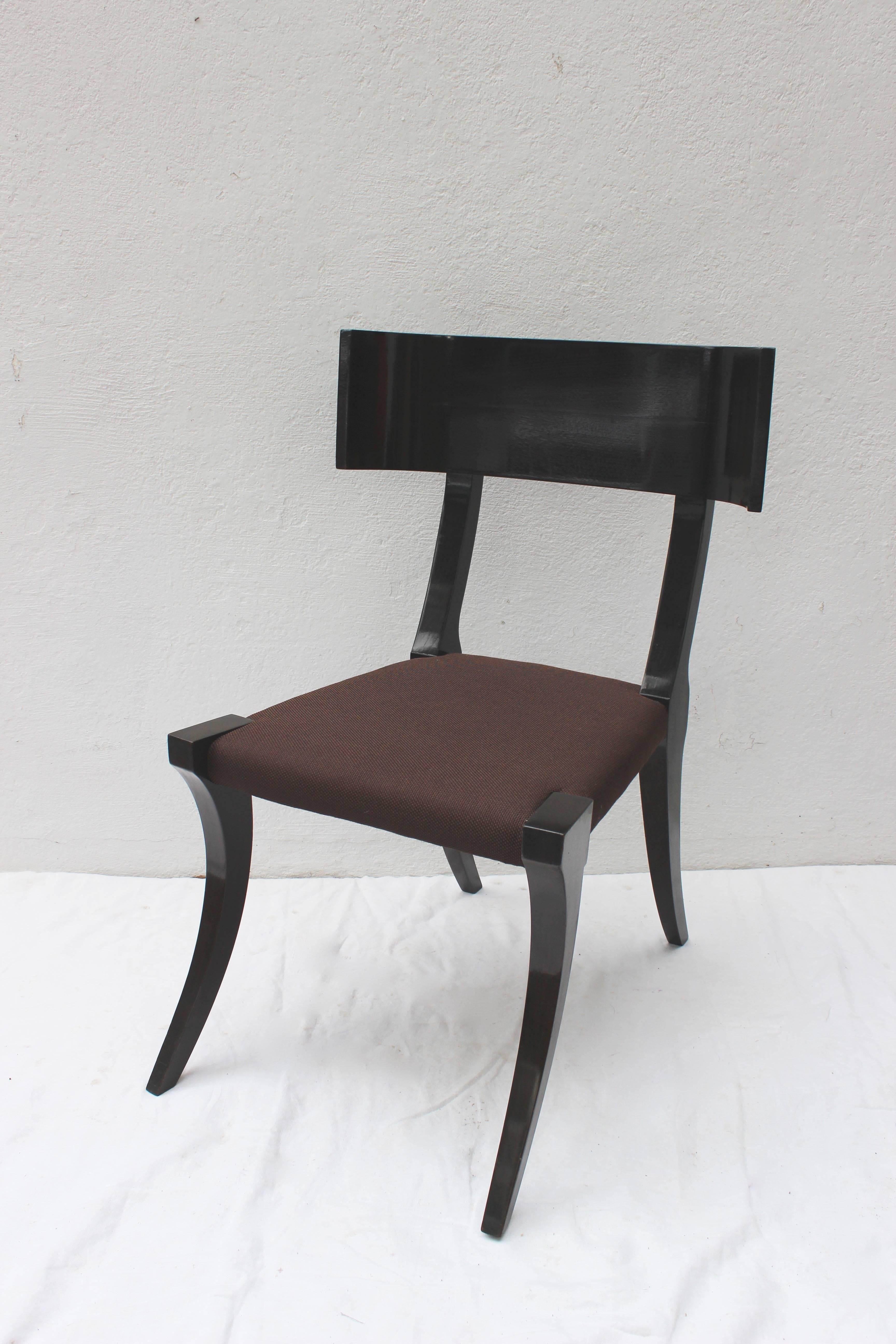 Sedia in stile Klismos con sedile imbottito
