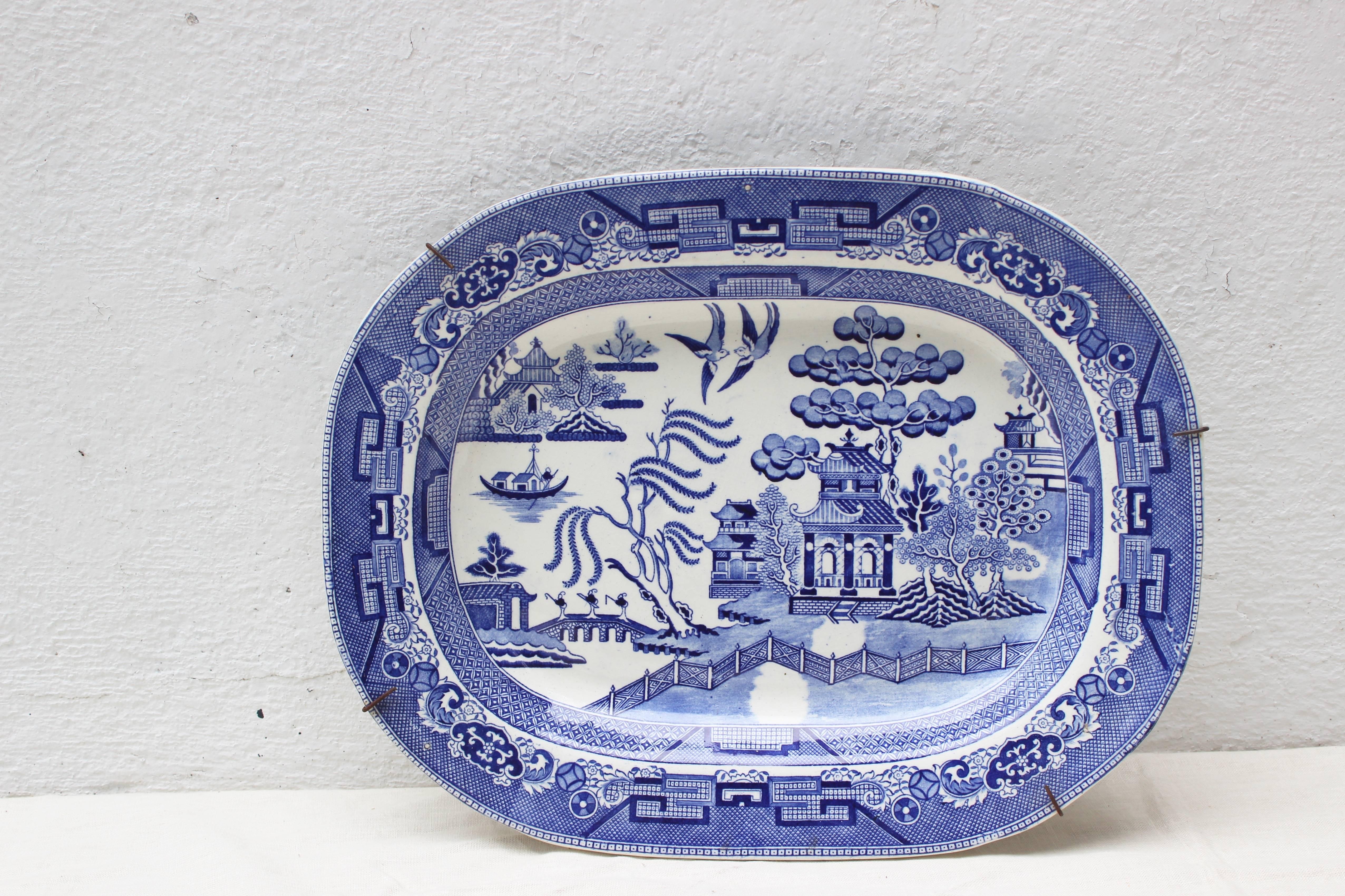 Early 19th Century English Blue Willow Platter In Excellent Condition In East Hampton, NY