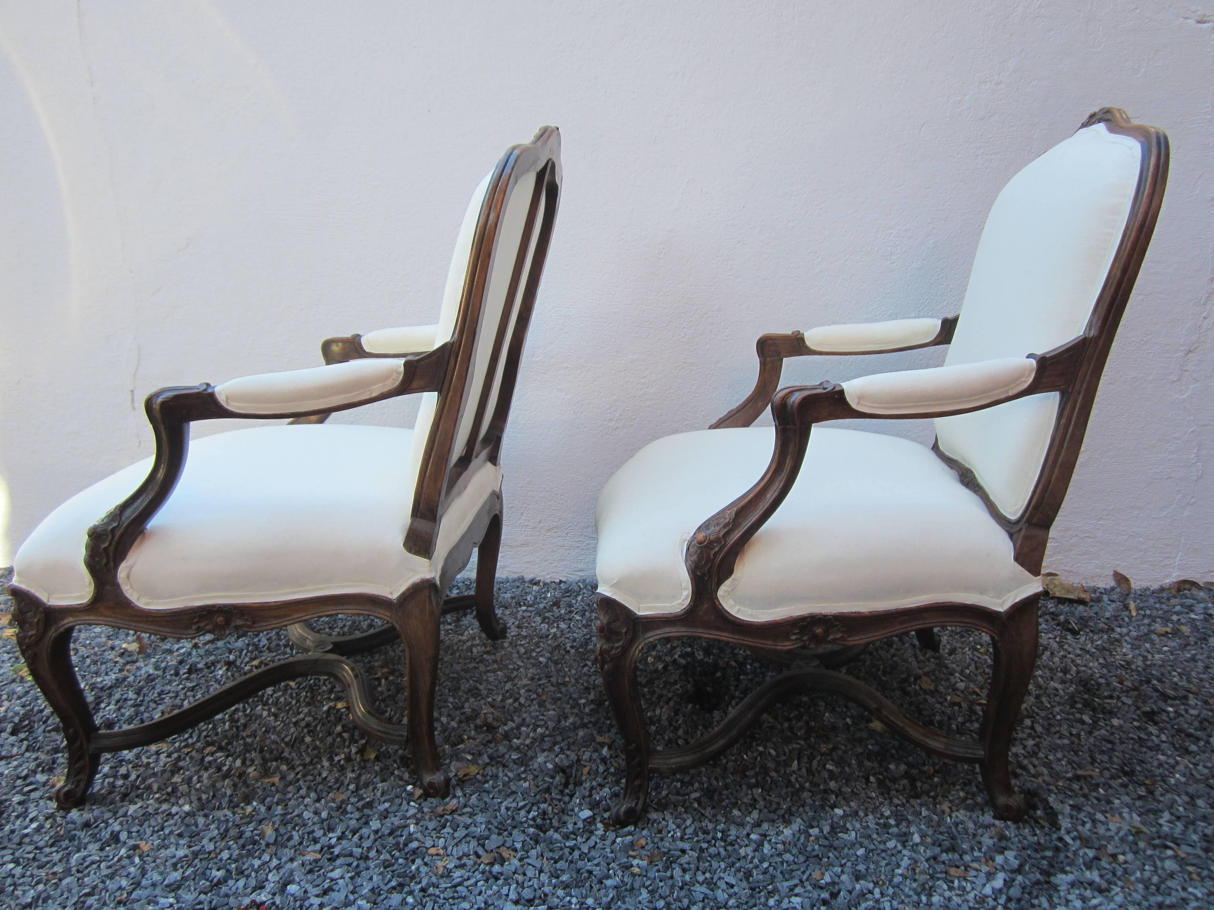 Large modern scale pair of Louis XVI style fauteuils completely refurbished upholstery in muslin from the 19th century walnut frames.