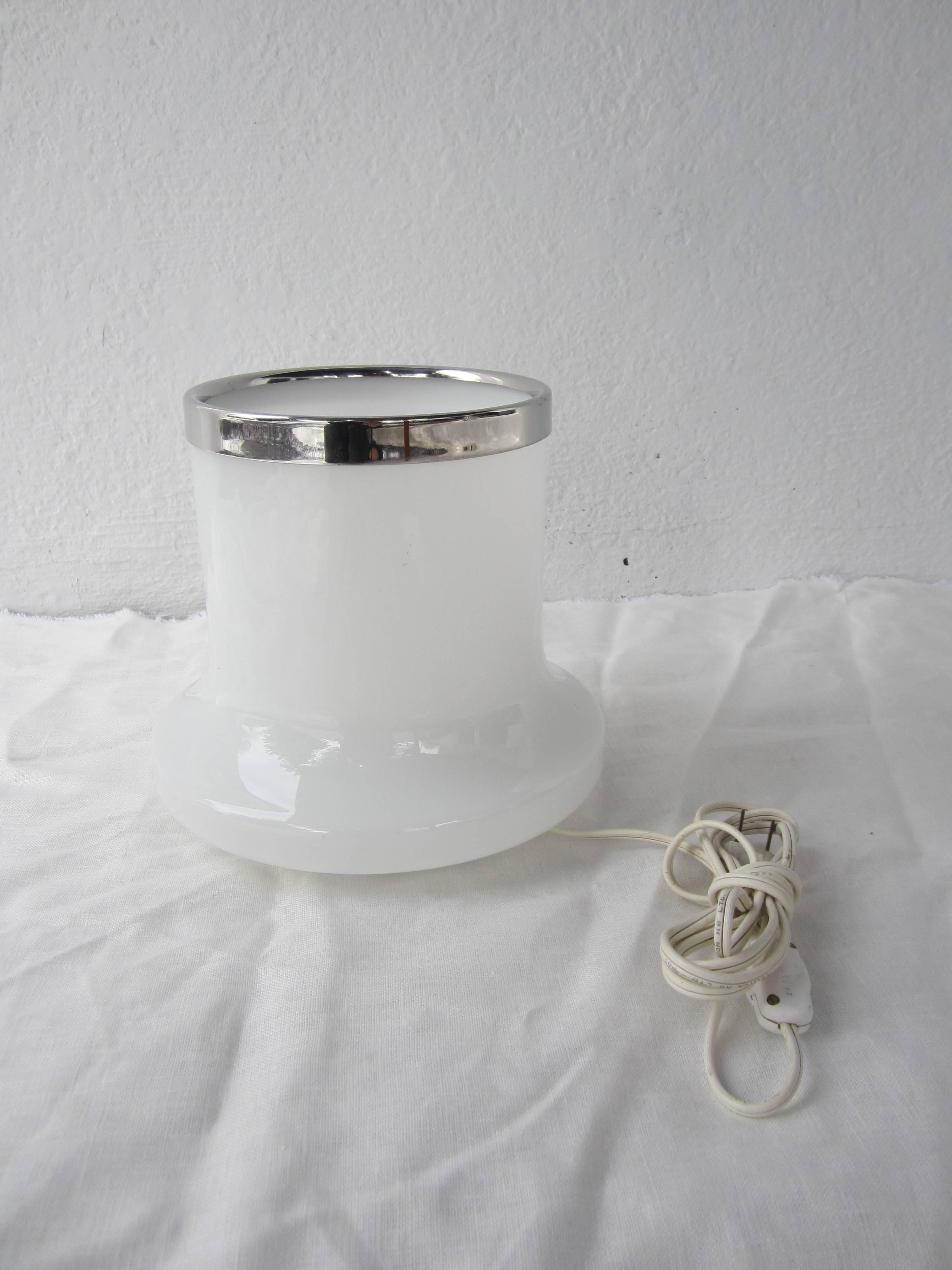 White Glass Table Lamp by Arredoluce In Excellent Condition For Sale In East Hampton, NY