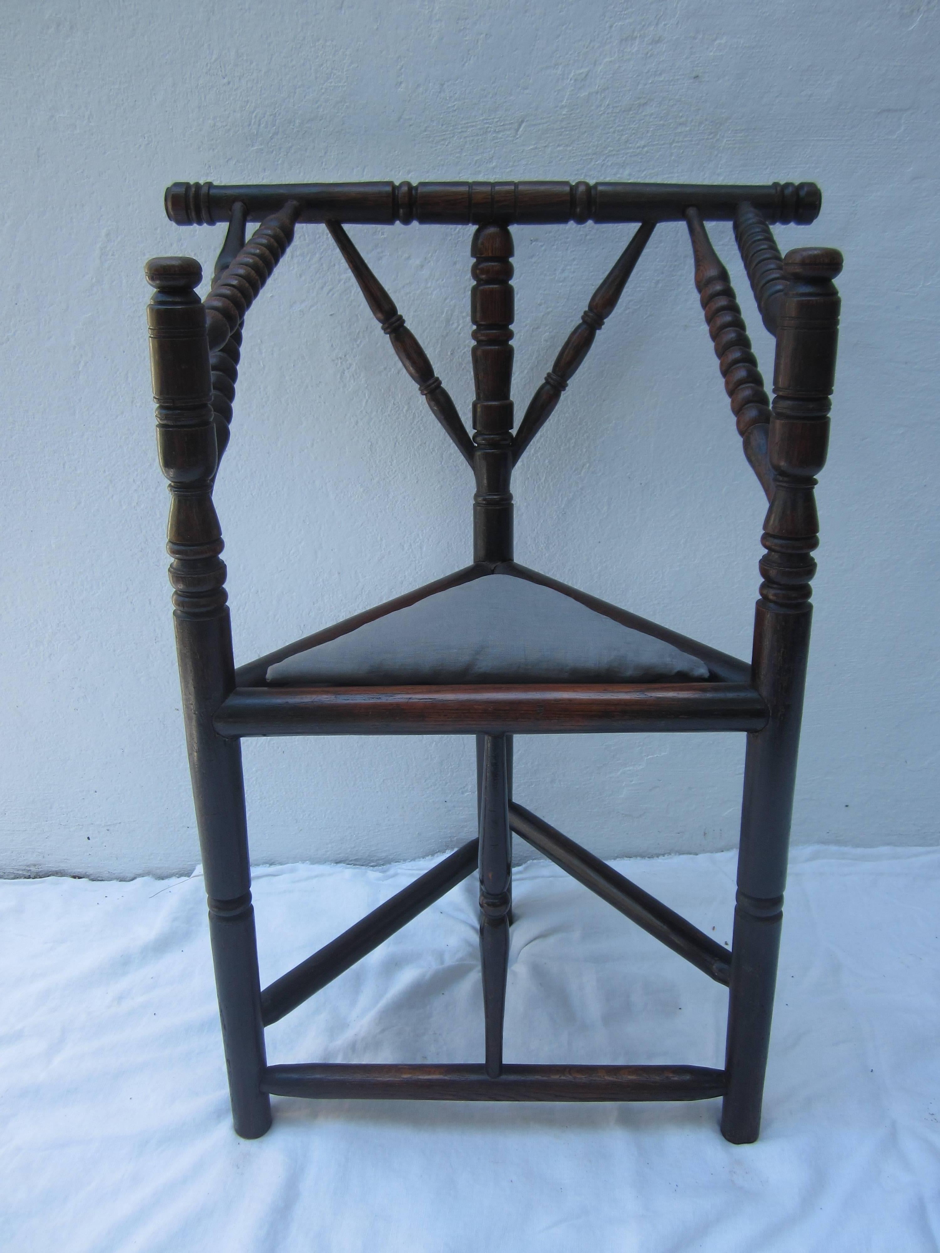 Elizabethan Corner Chair In Excellent Condition For Sale In East Hampton, NY