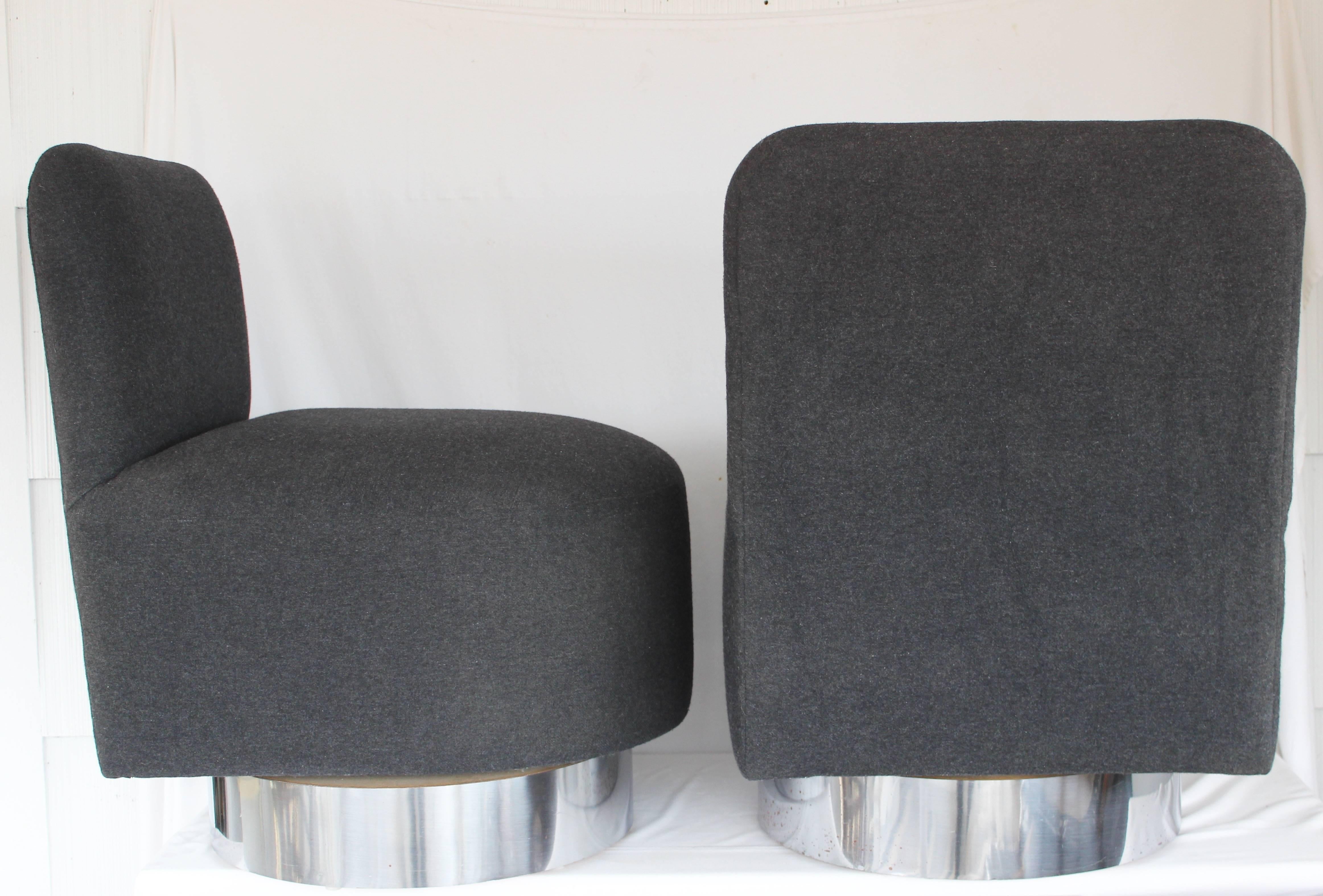 Pair of 1970s Swiveling Slipper Chairs im Zustand „Hervorragend“ in East Hampton, NY