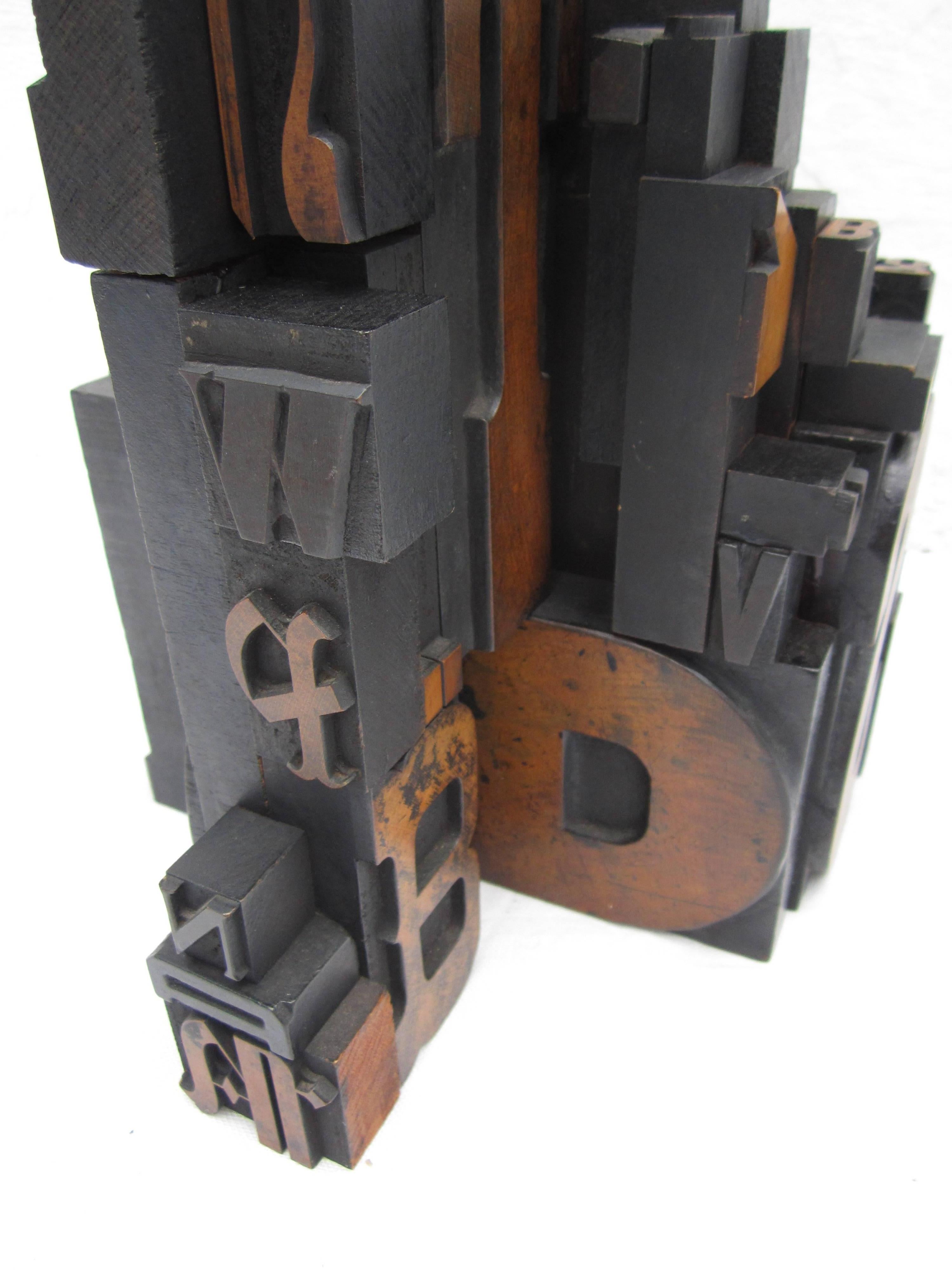 20ième siècle Sculpture en bois en forme de bloc de lettres en vente